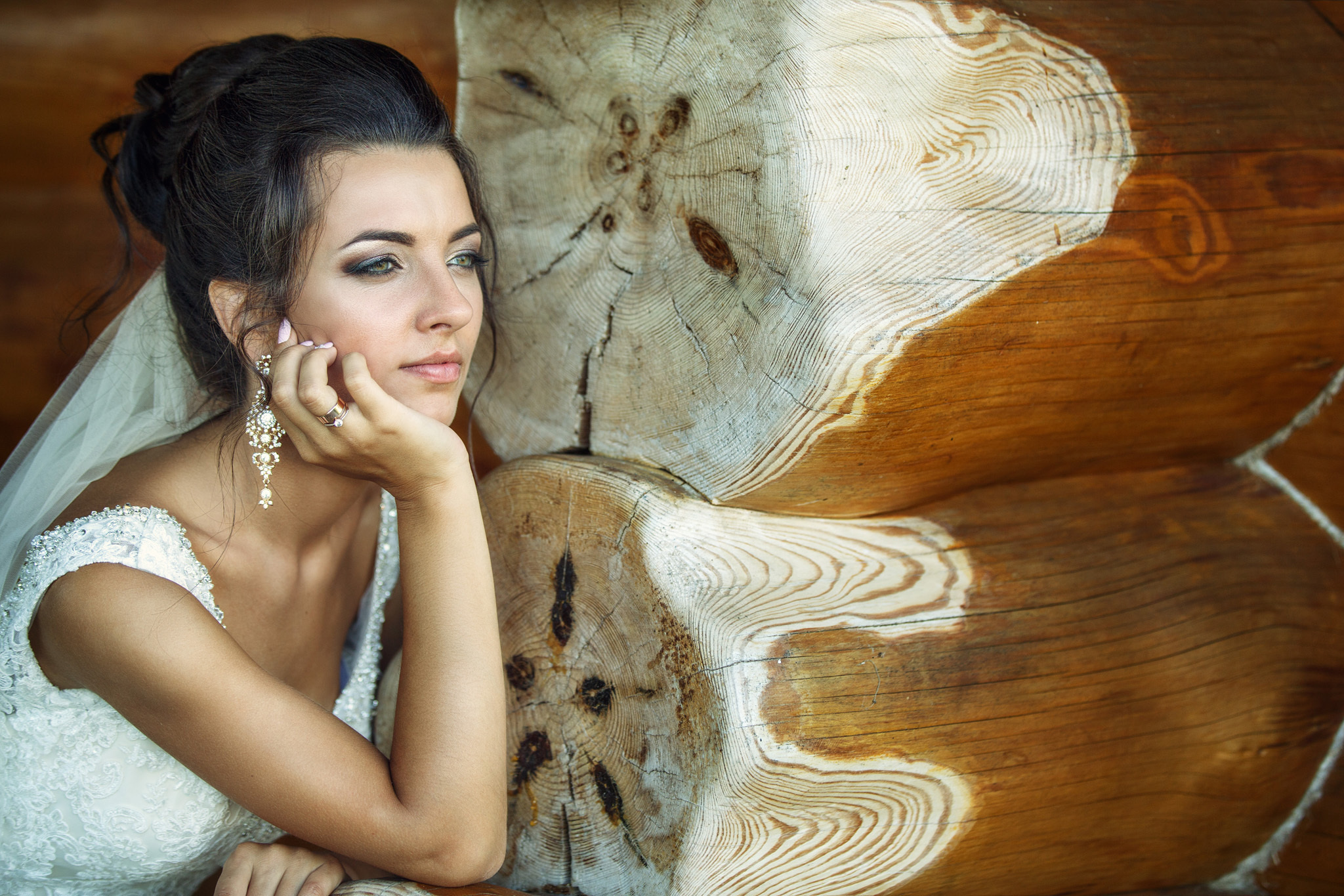 невеста сосредоточенно смотрит вдаль.