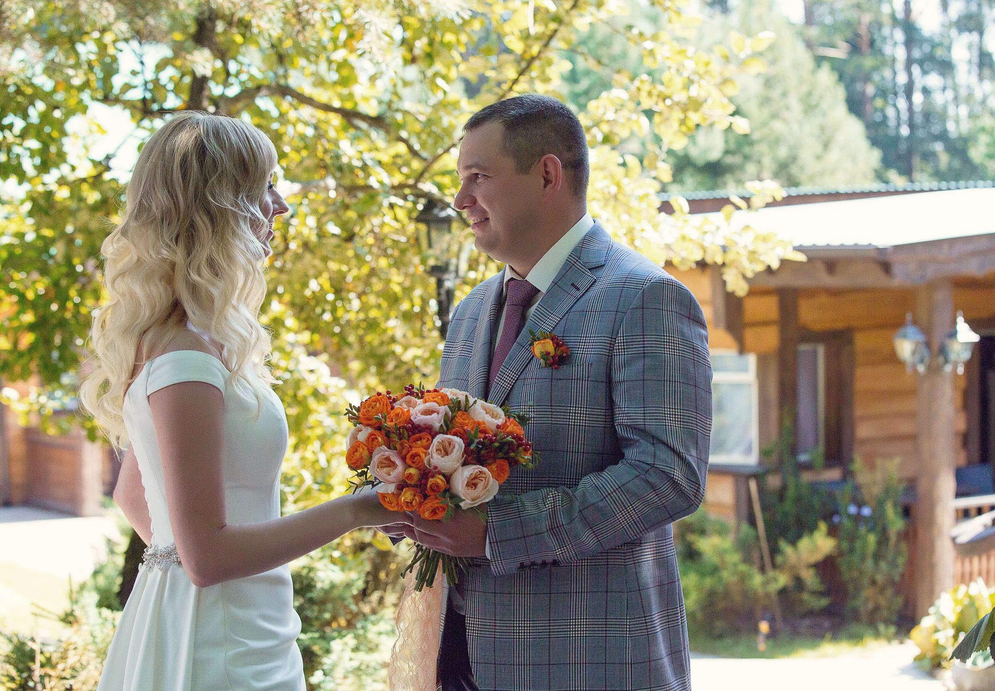 выездная регистрация, жених и невеста лицом друг к другу.