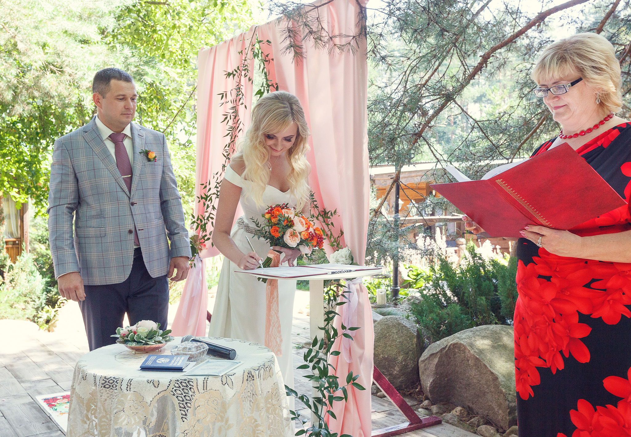 невеста расписывается.