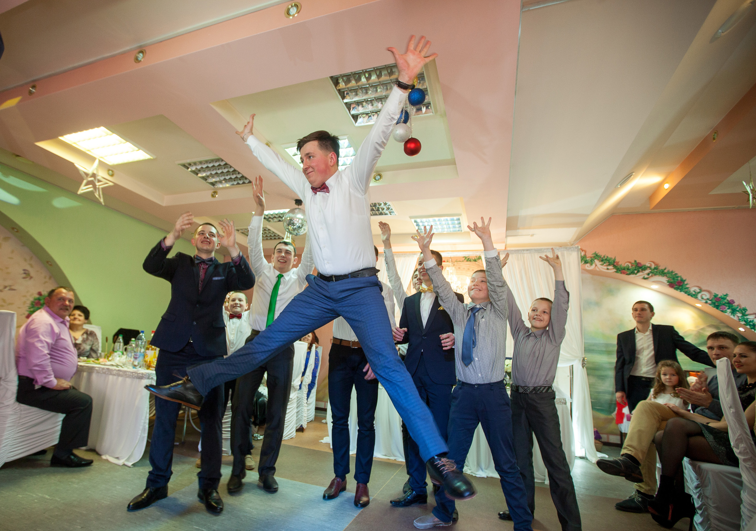 друзья жениха ловят подвязку.