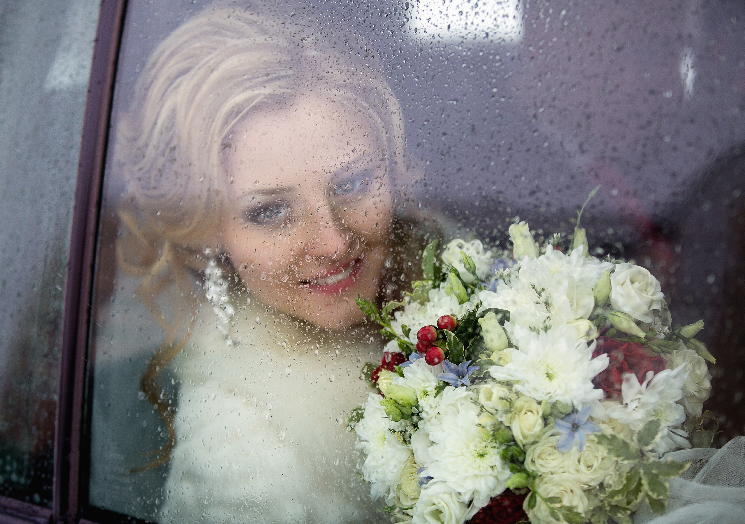 невеста с букетом в машине.