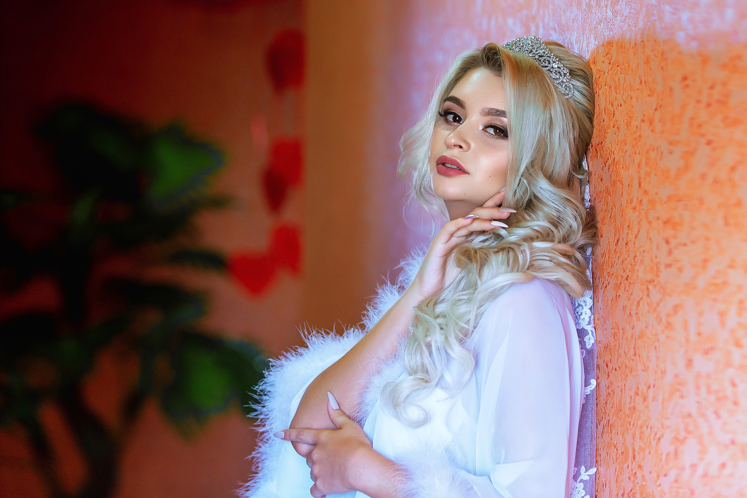 поясной портрет невесты дома, невеста прислонилась к стенке.