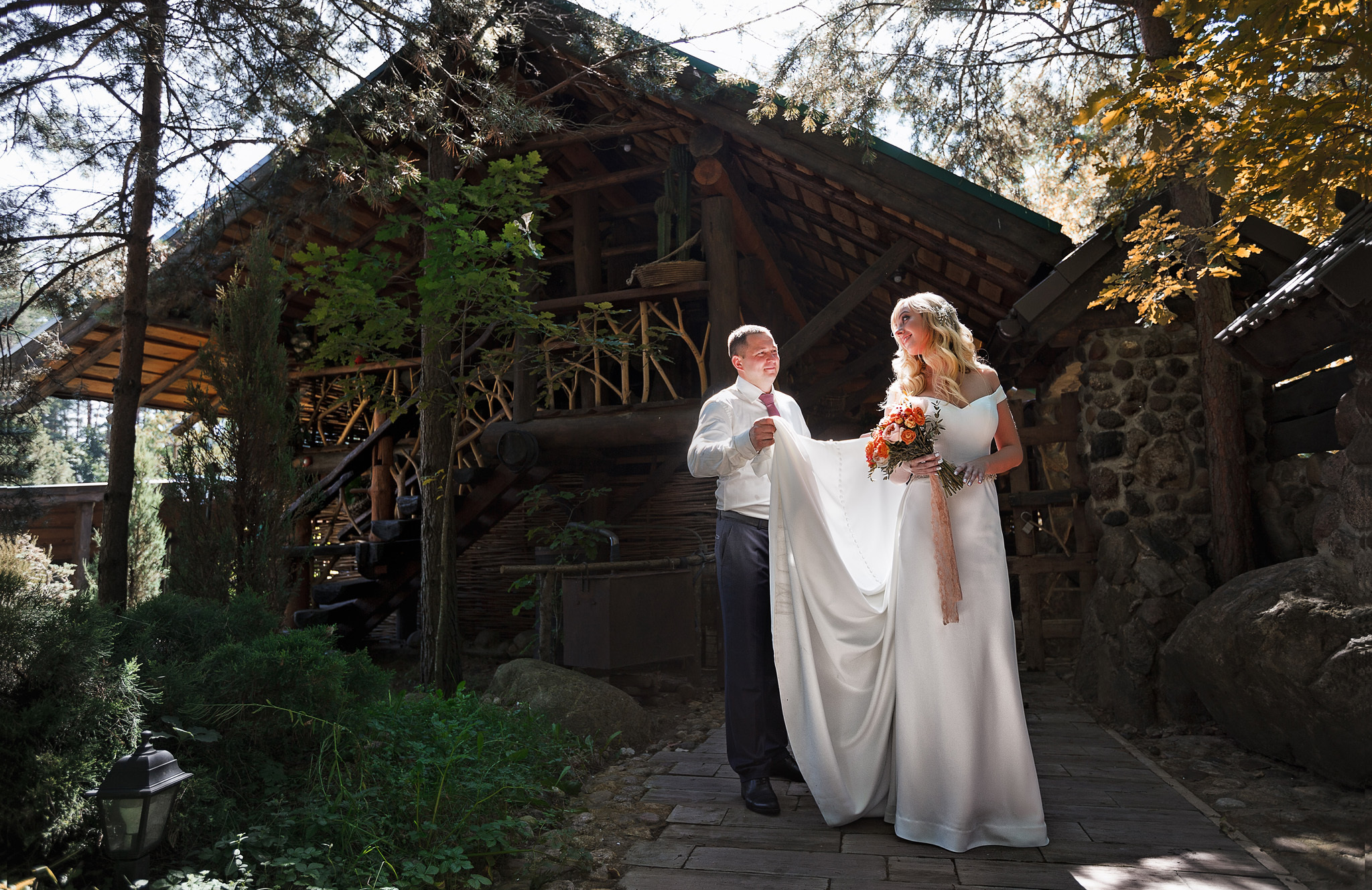 невеста в полный рост на темном фоне.