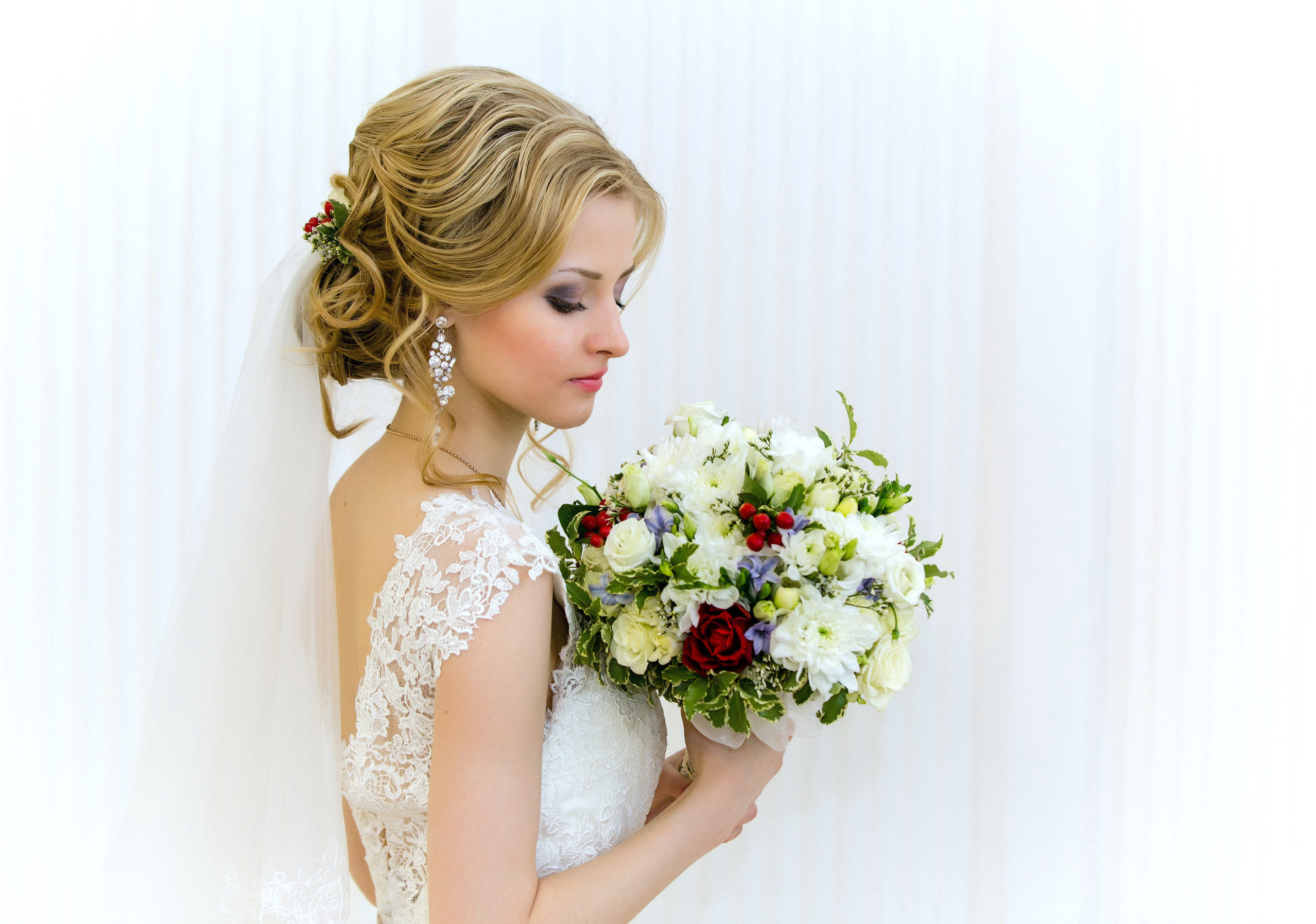 портрет невесты с букетом в комнате молодых.