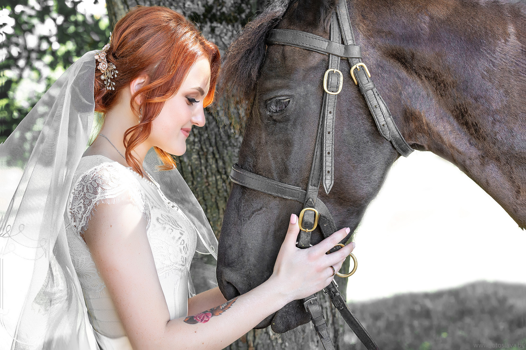 невеста крупным планом обнимает голову лошади.