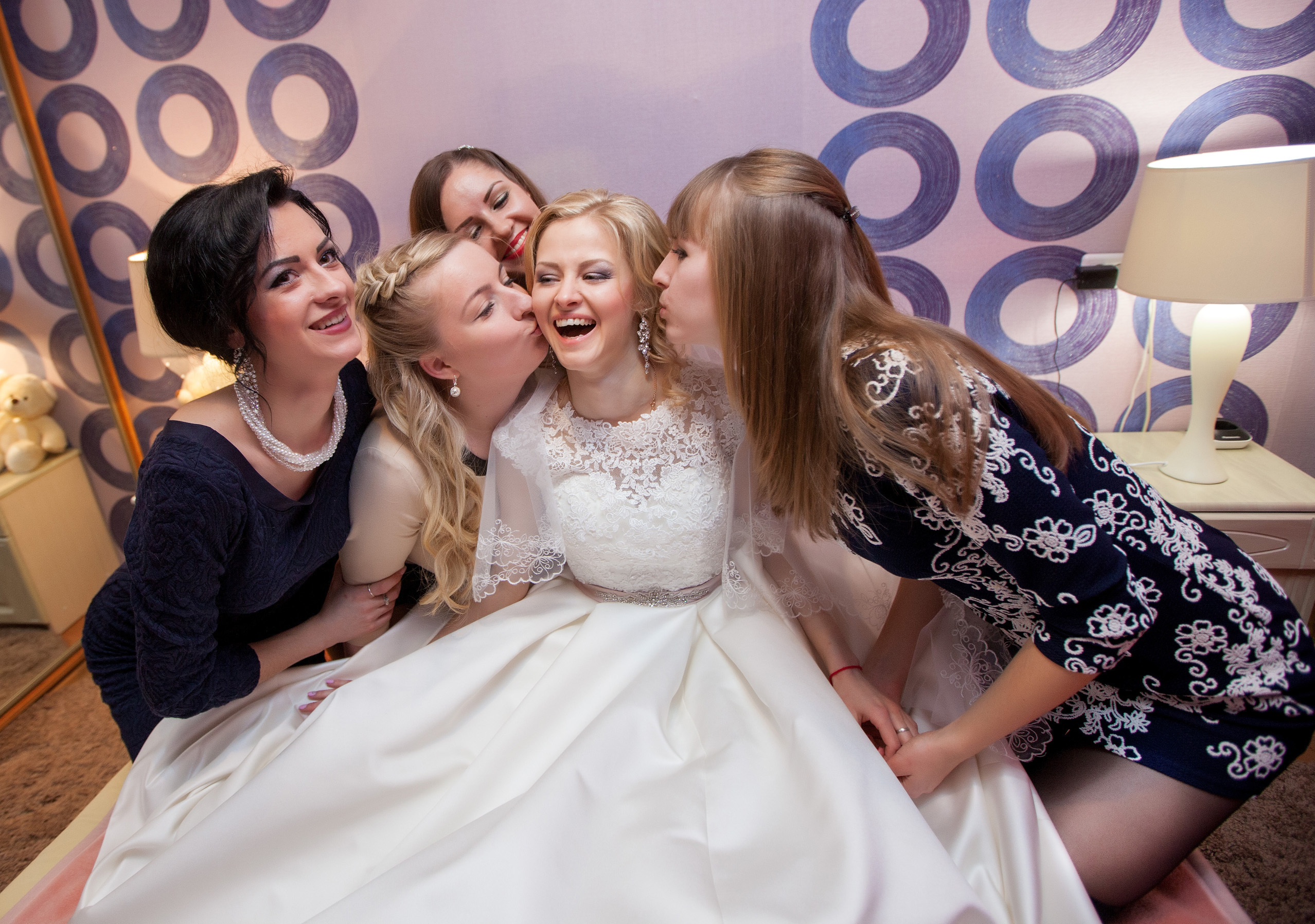невеста в окружении подружек.