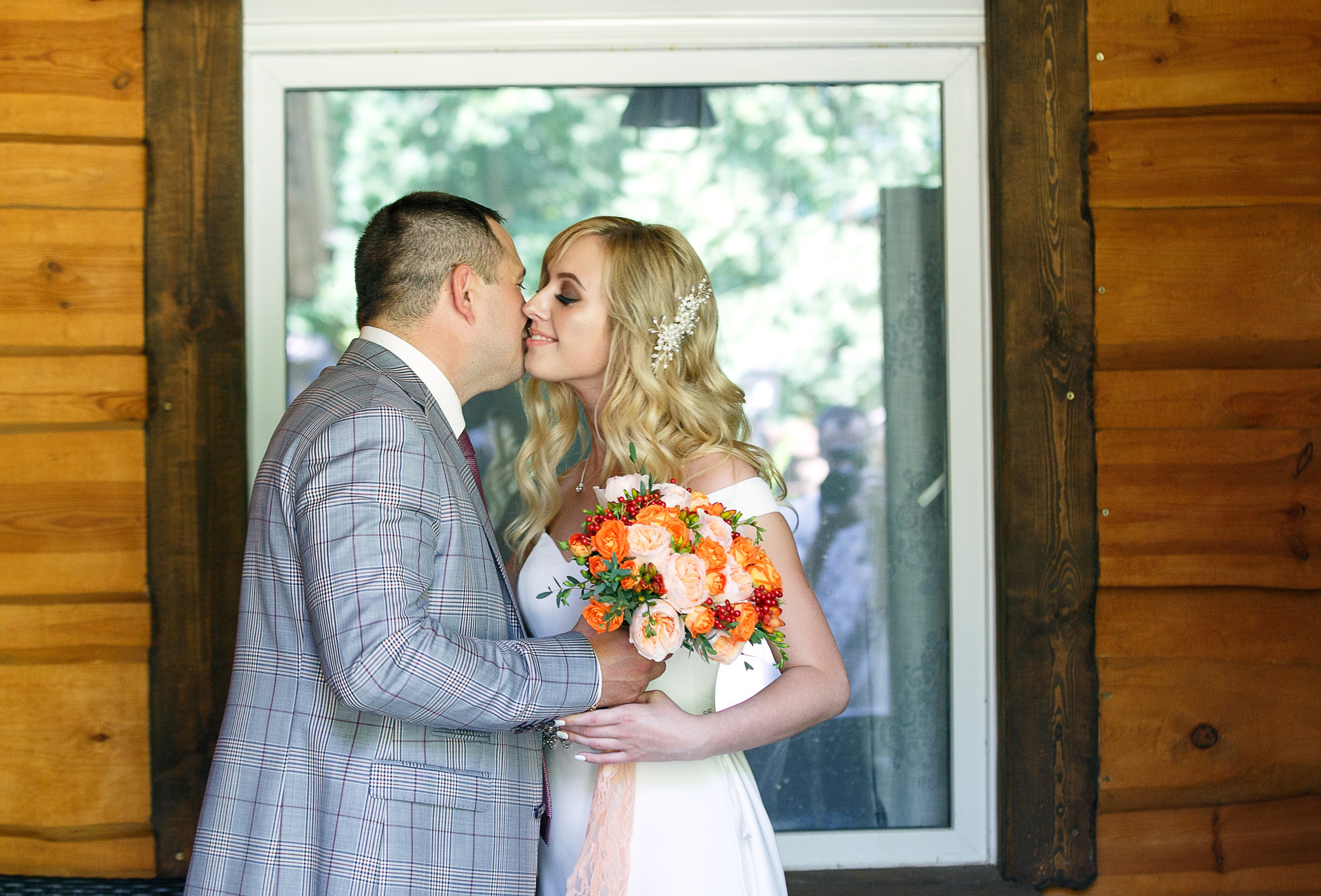 жених с невестой нежно целуются.