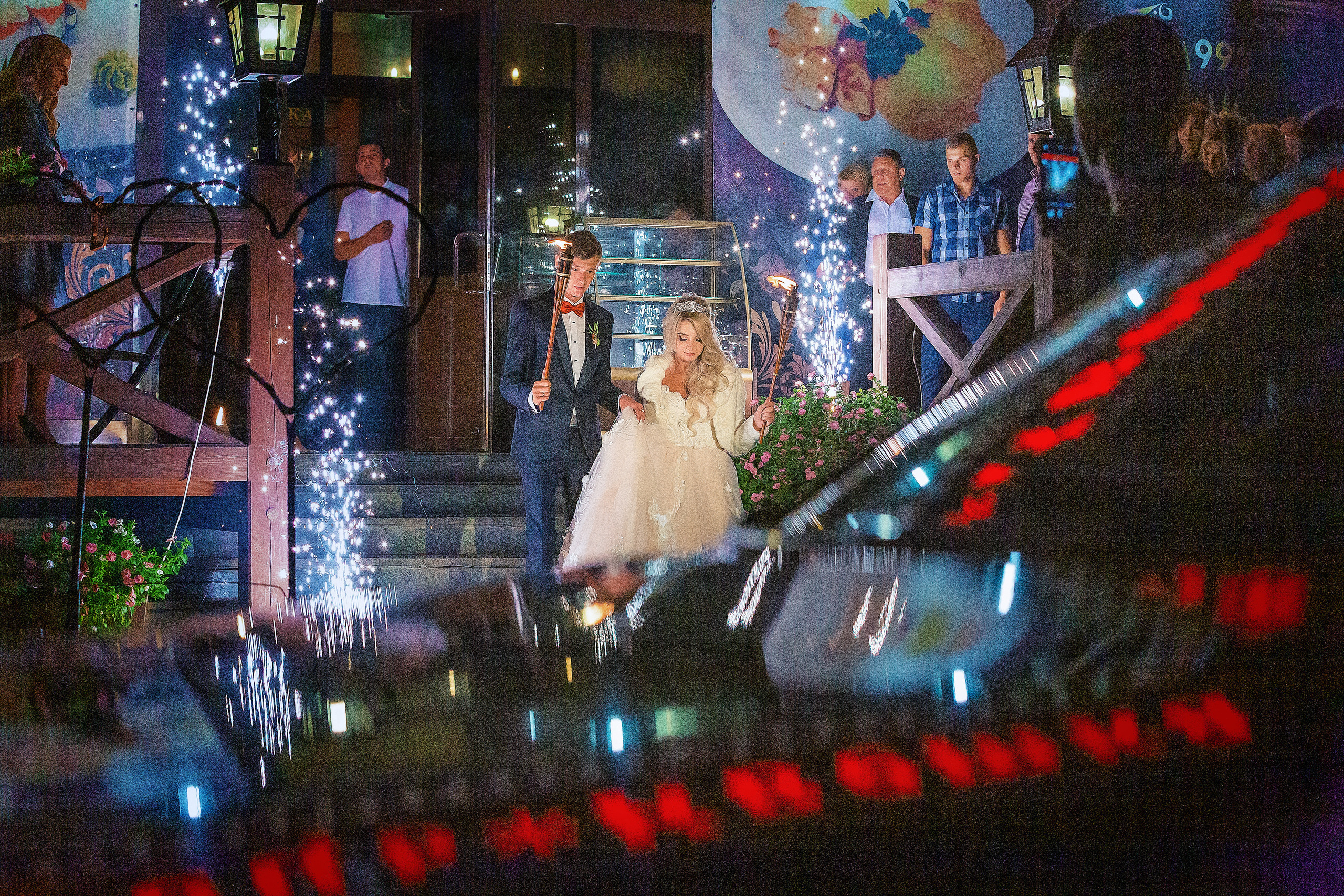 жених с невестой ,ночная съемка на выходе из ресторана.