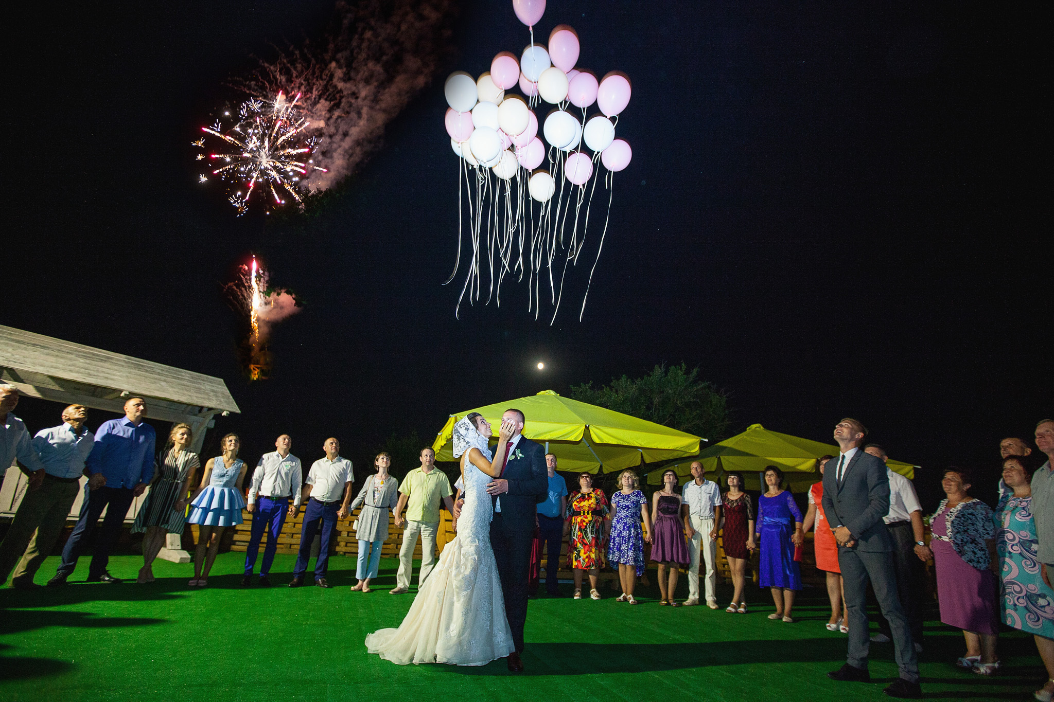 праздничный салют и улетающие шары.