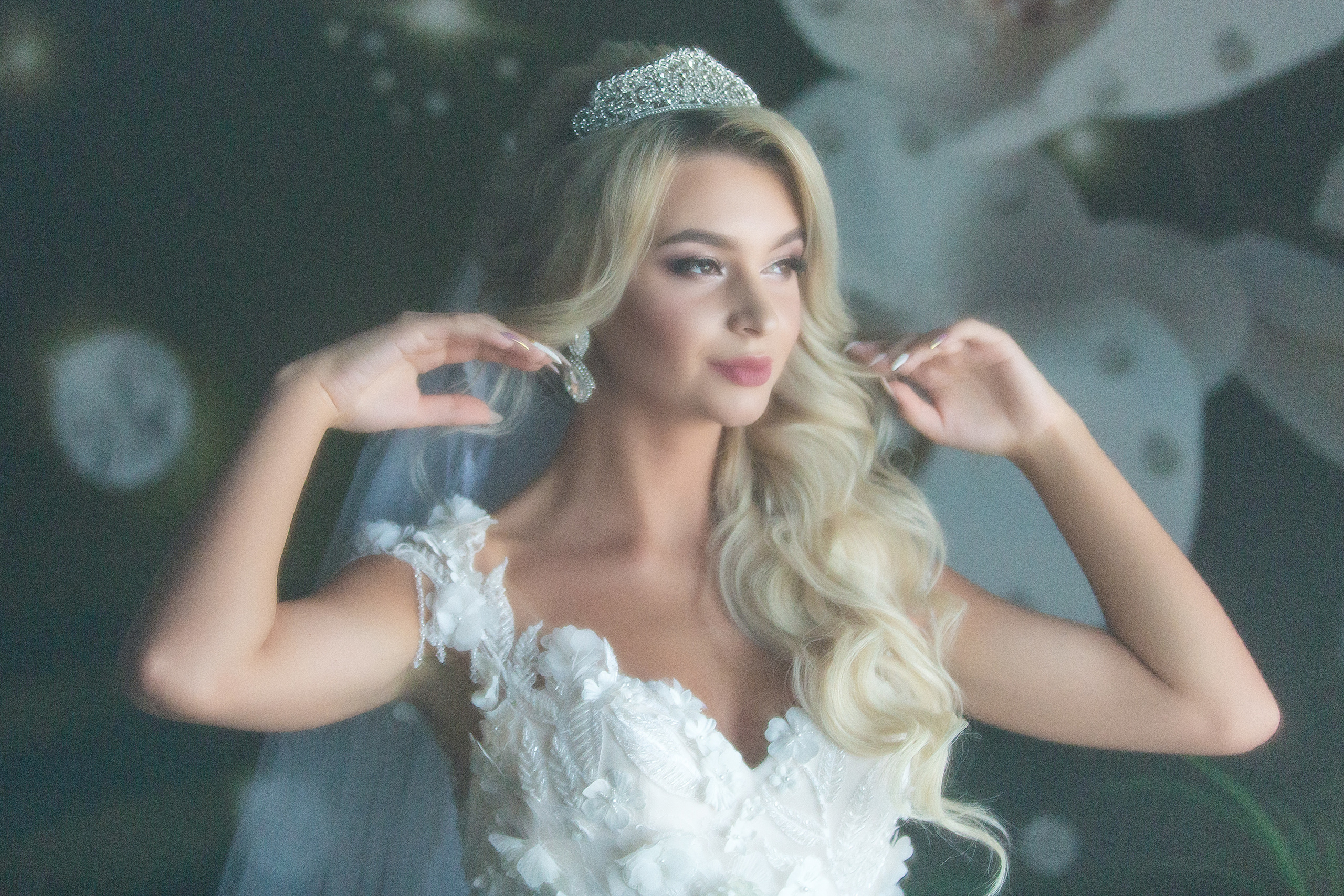 невеста снята по пояс, руки у головы, задумчиво смотрит в окно.