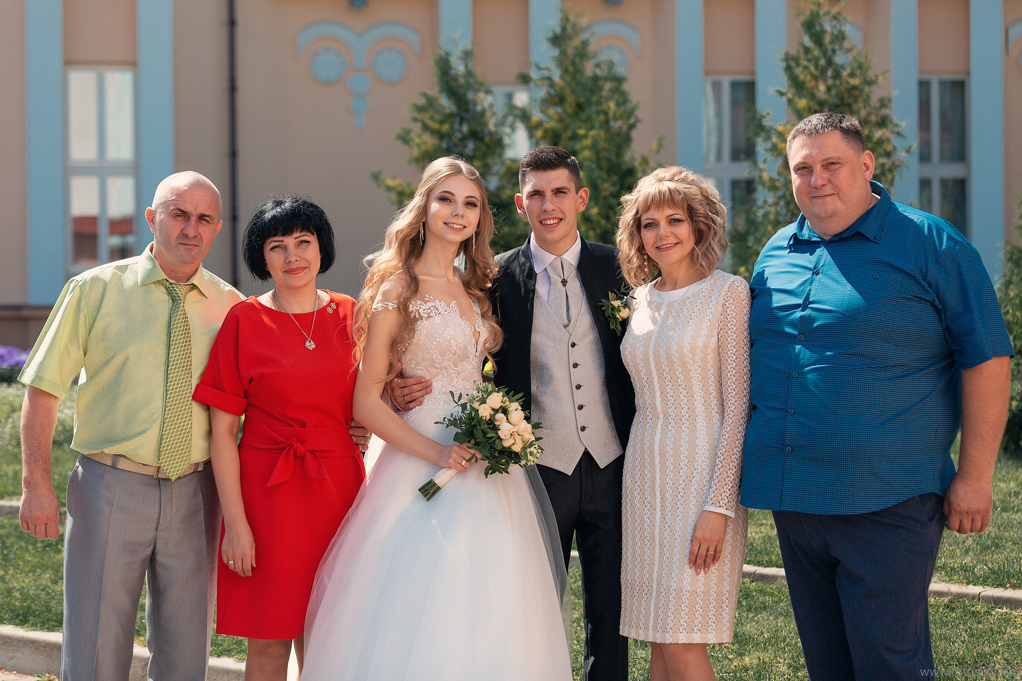 невеста и жених, и их родители, общее фото.