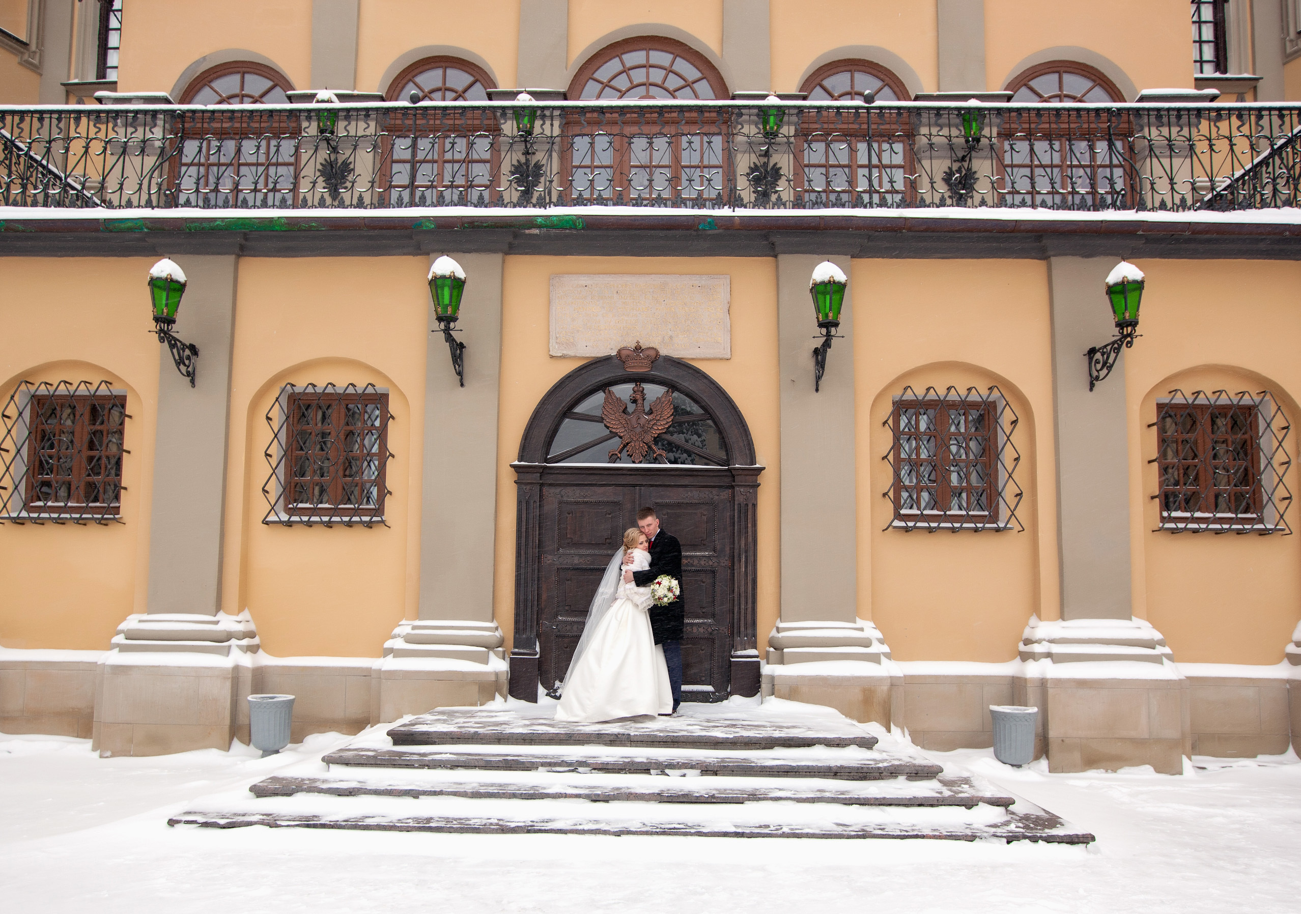 зима,молодожены согревают друг друга во дворце замка.