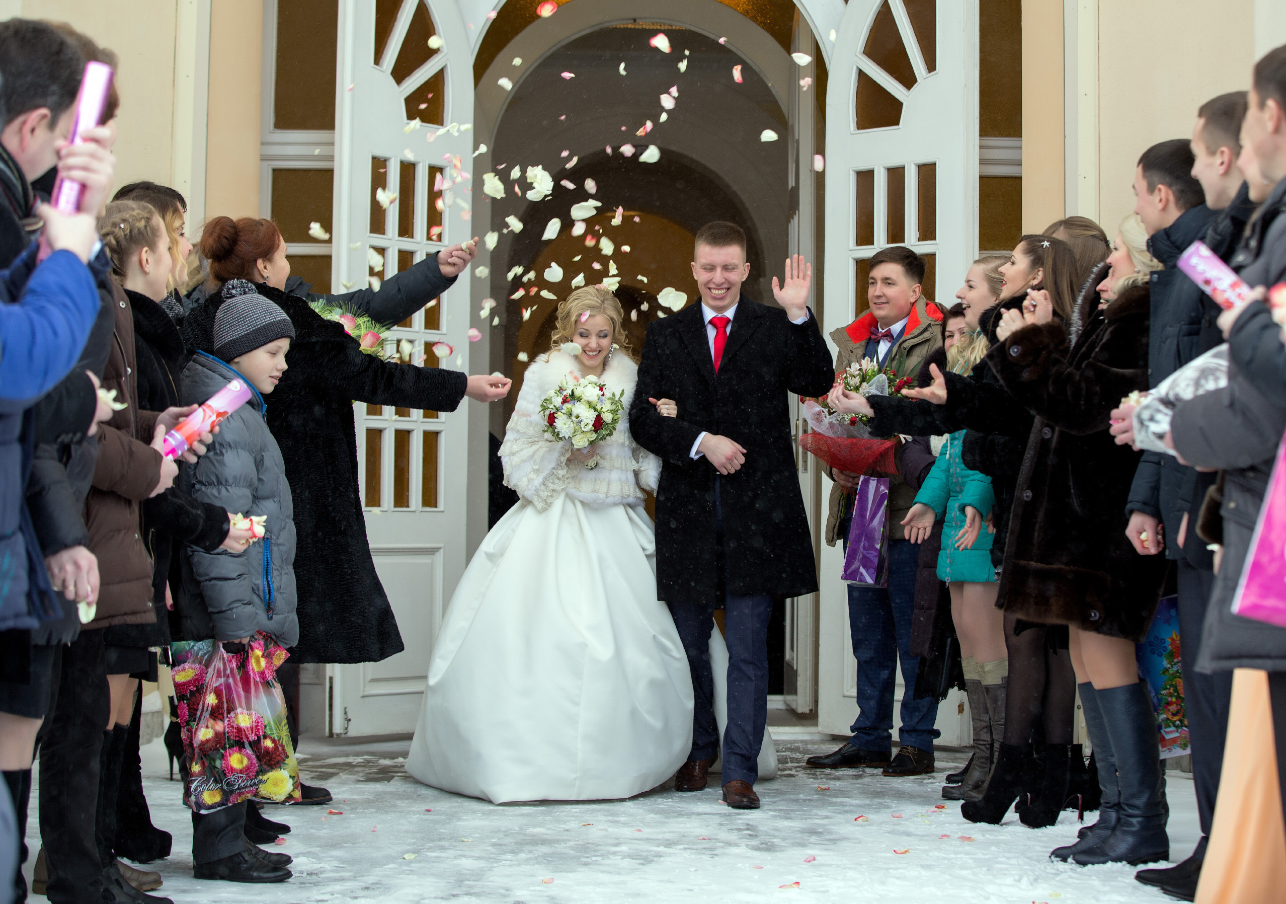 гости встречают молодых на выходе из ЗАГСа.