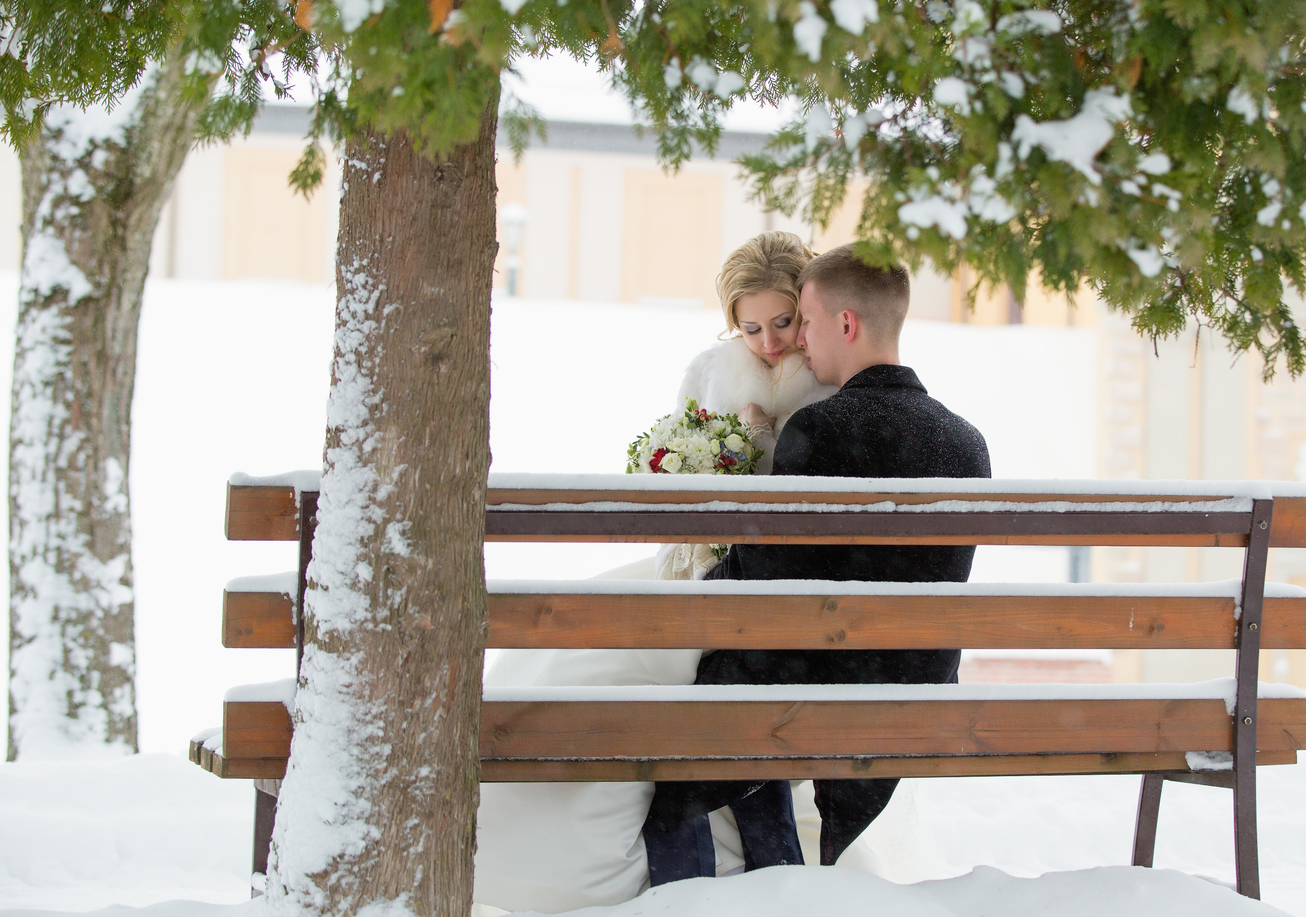 невеста сидит на коленях жениха.