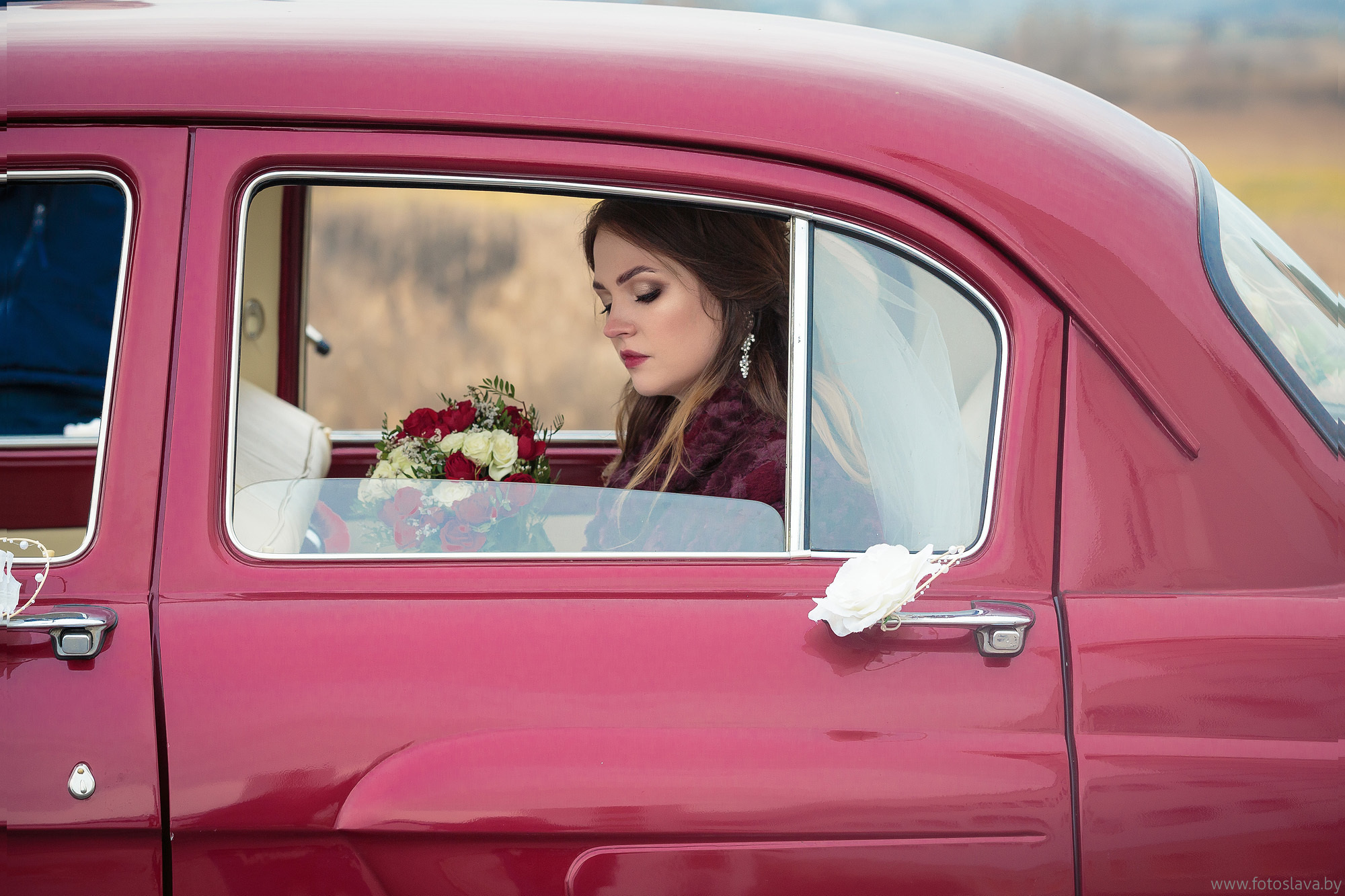 портрет невесты в рамке окна ретро авто.