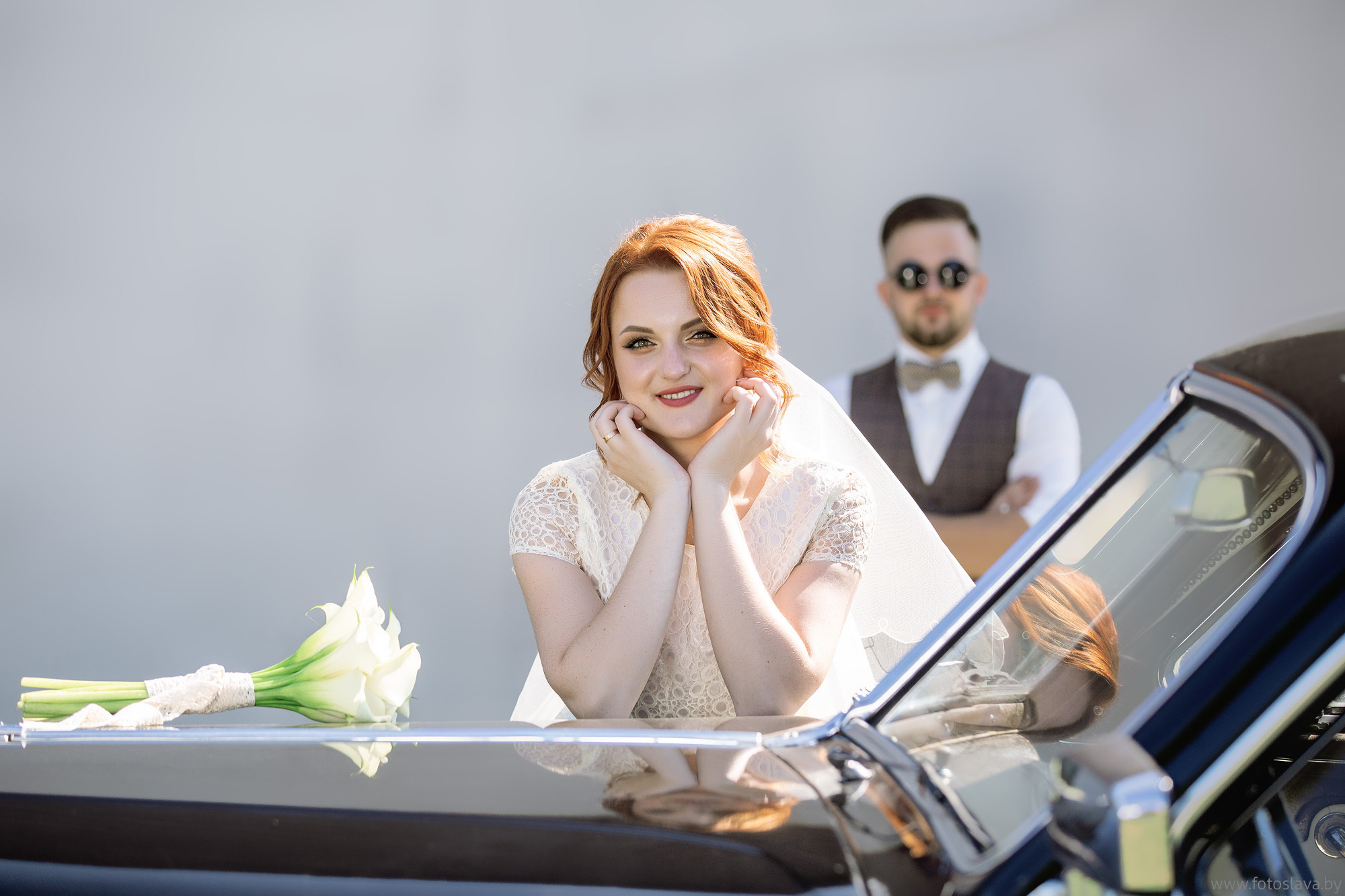 то же, но на фоне жениха.