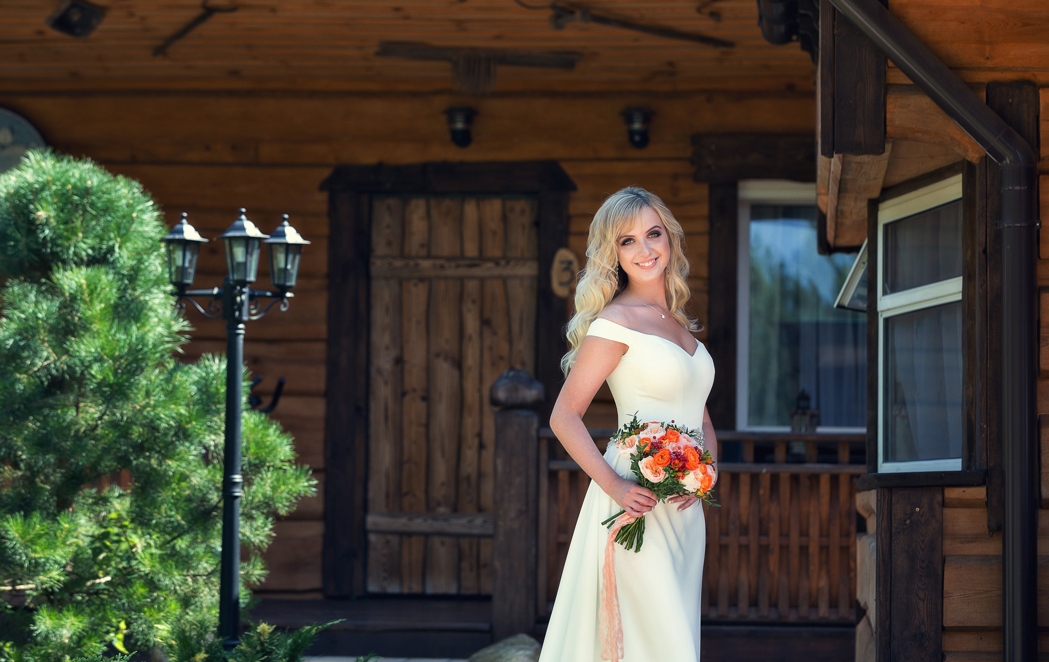 невеста с букетом, снято до колен, смотрит на вас.