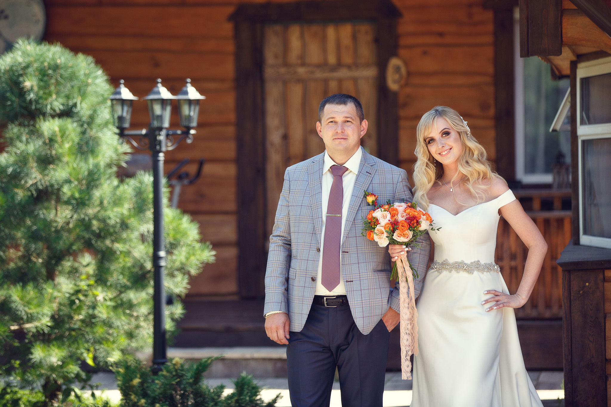 невеста рядом с женихом.