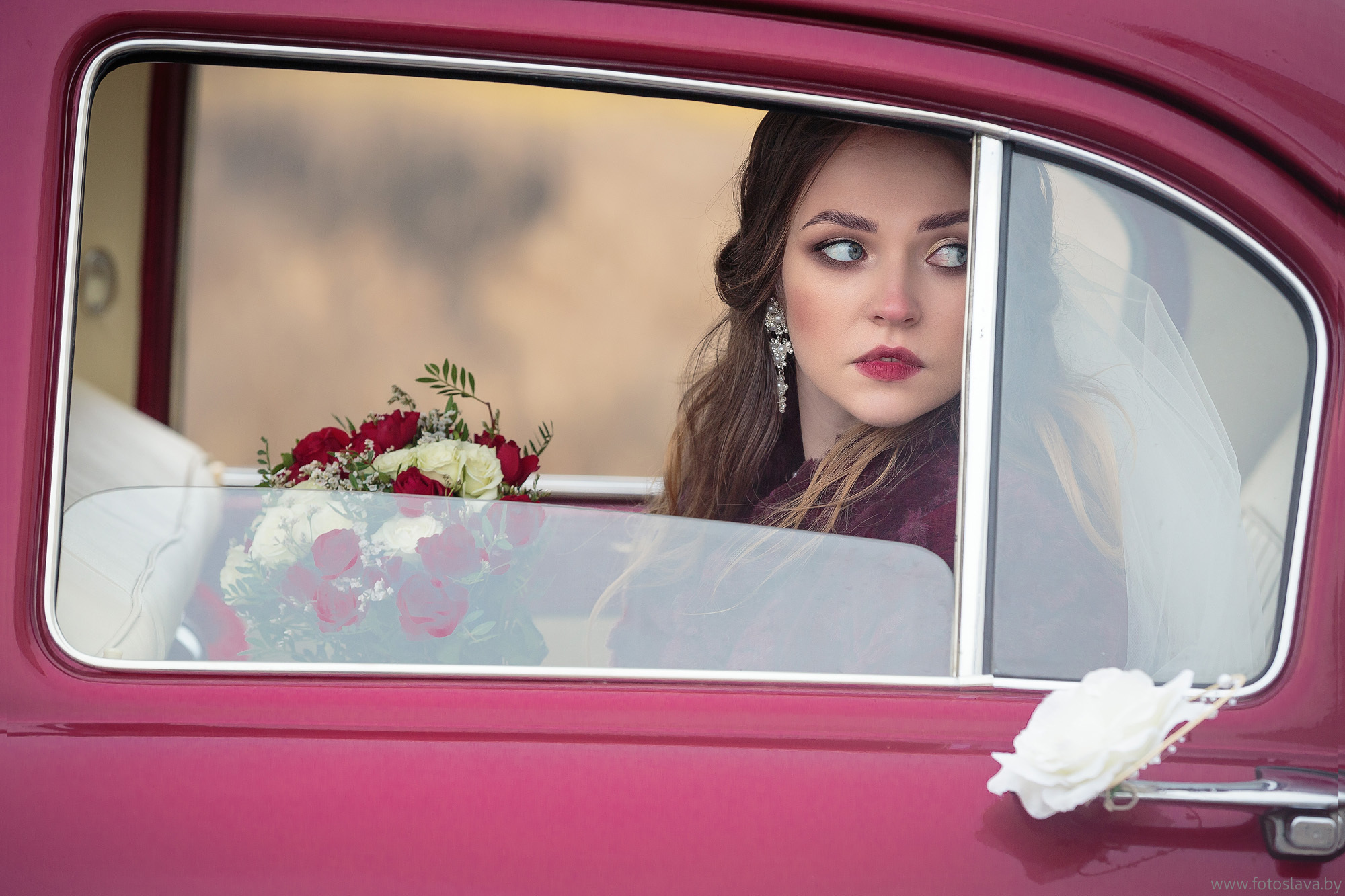 портрет невесты в рамке окна ретро авто.