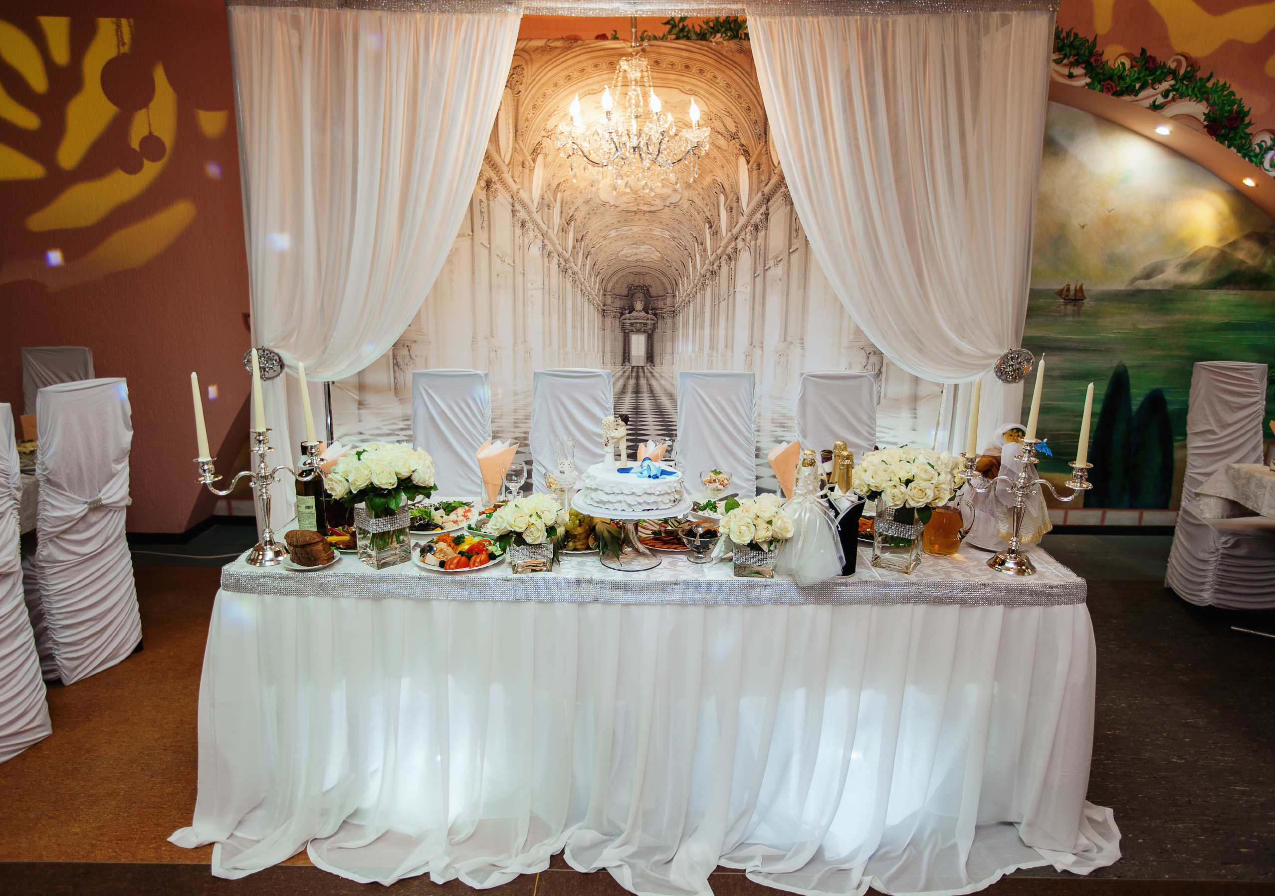 стол жениха и невесты.