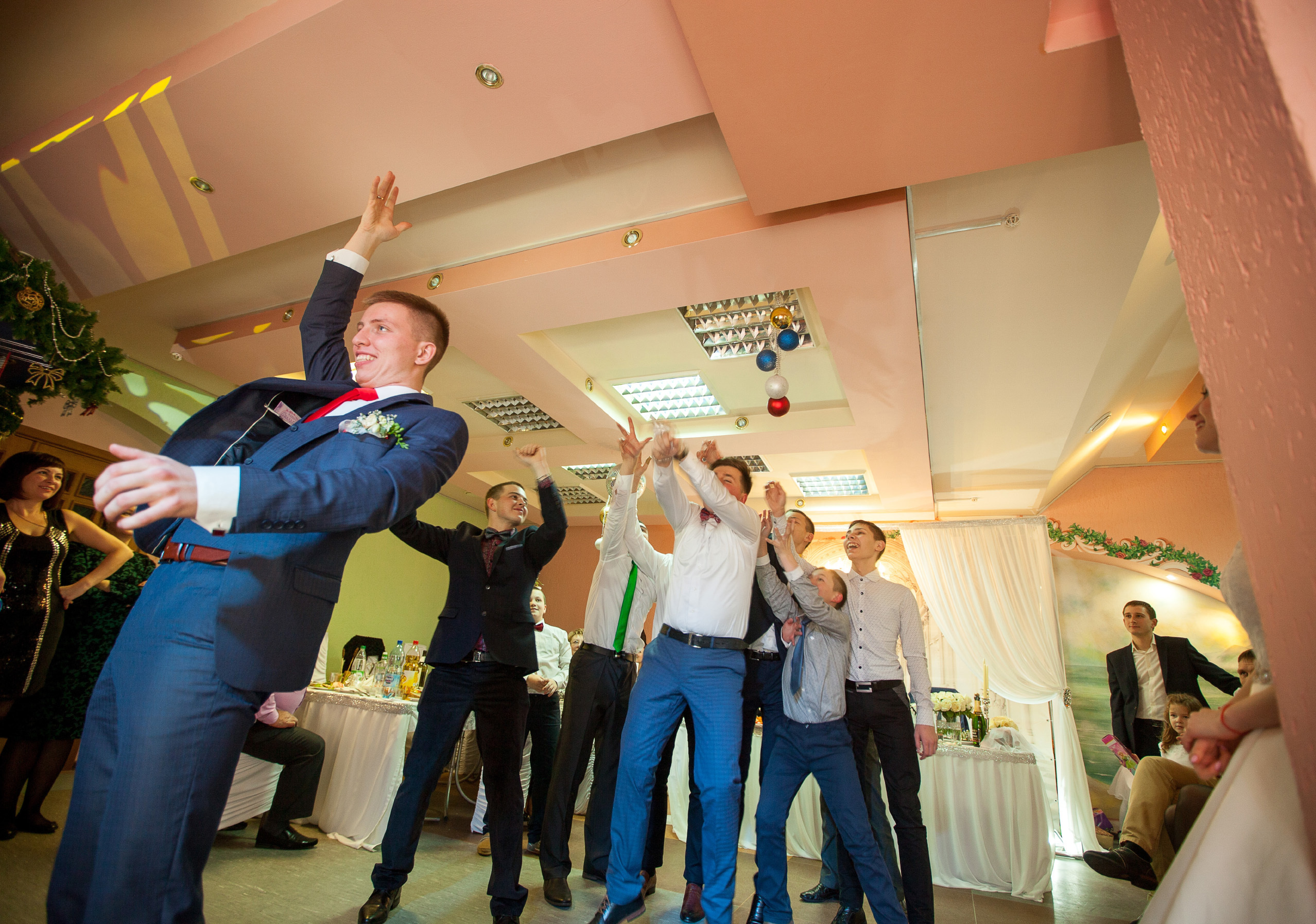 друзья жениха ловят подвязку.