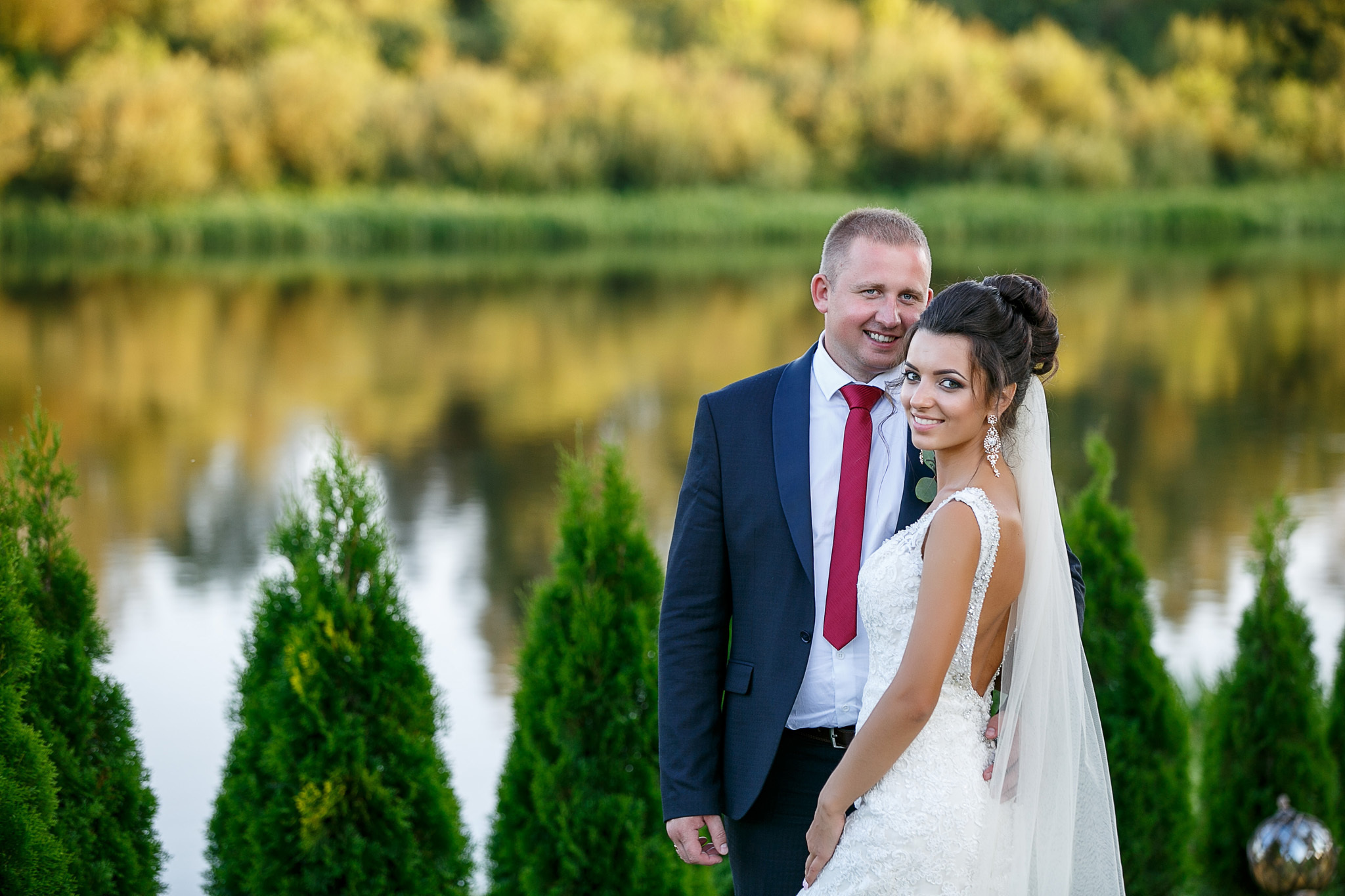 невеста с женихом на фоне озера.