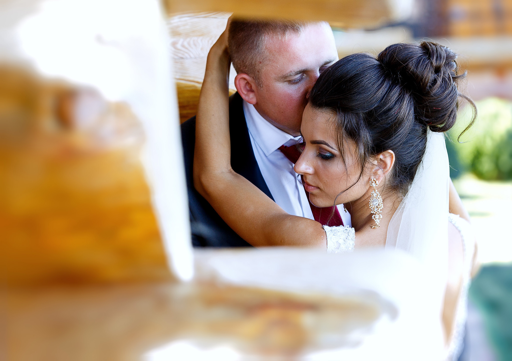 невеста обнимает жениха.