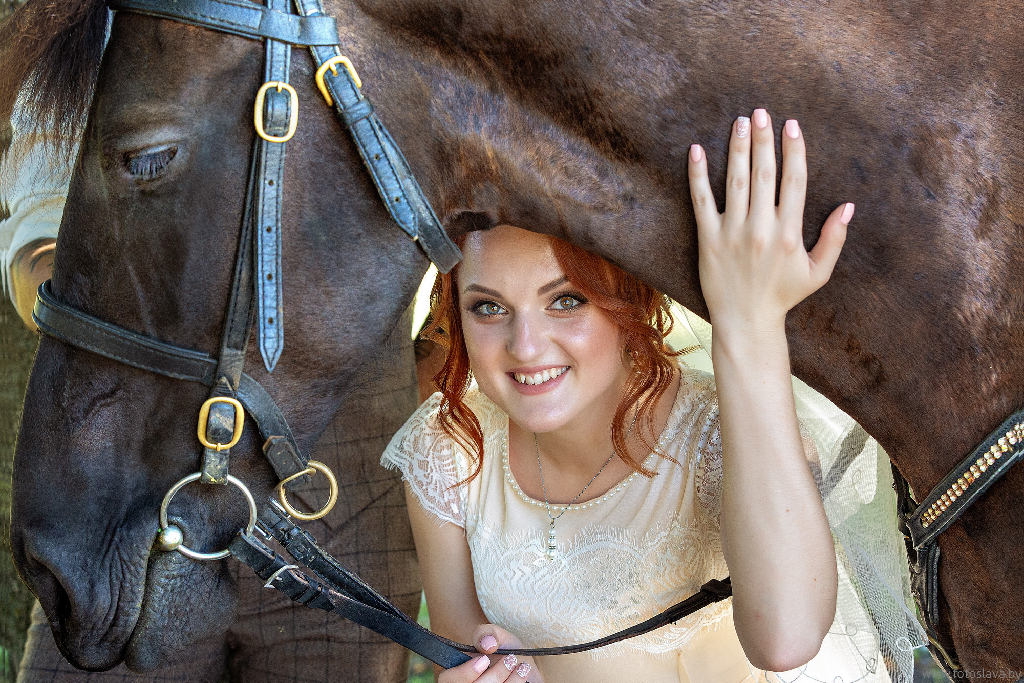 счастливая невеста снята крупно под головой и шеей невесты, смотрит на вас.