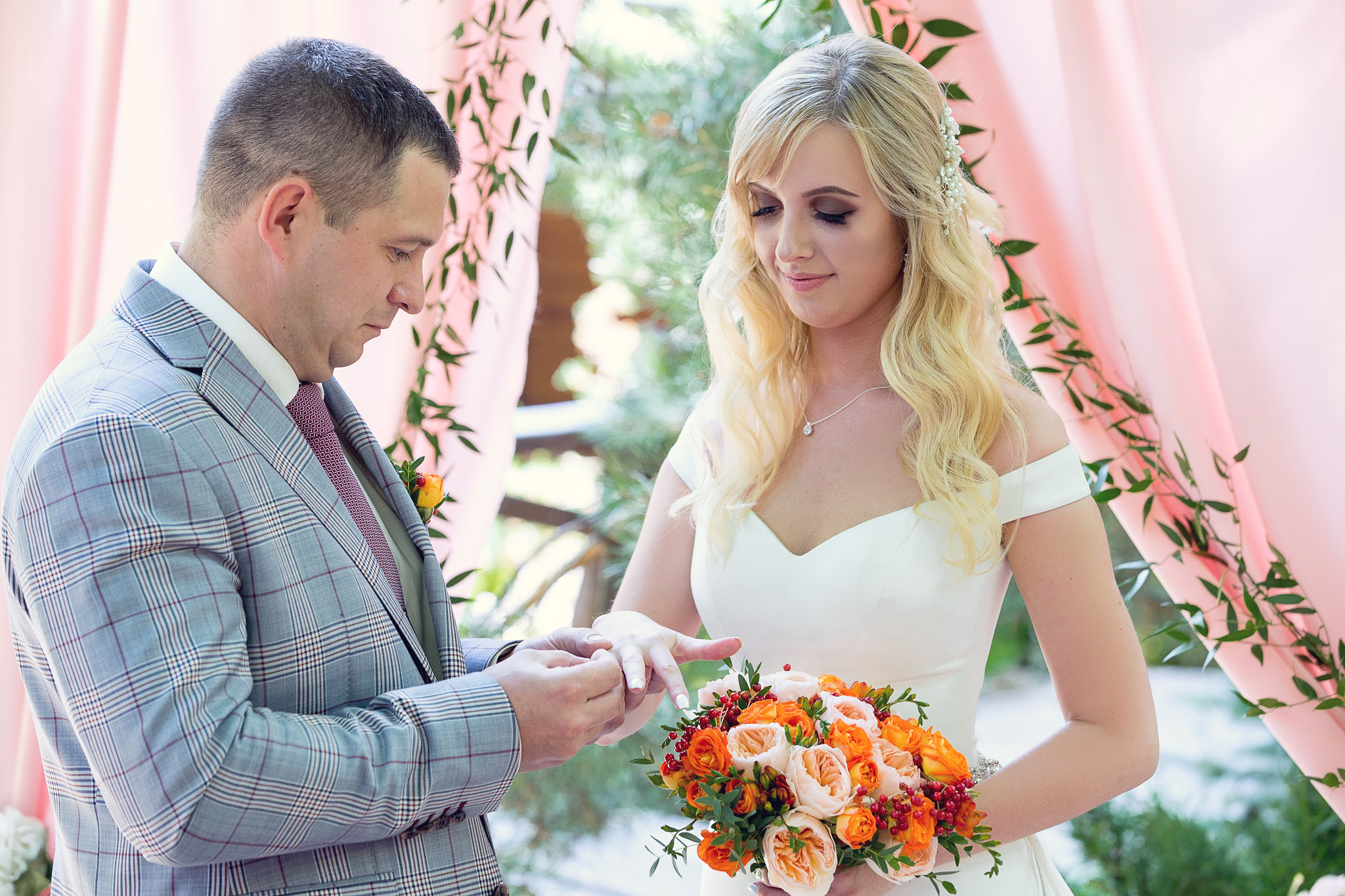 жених одевает кольцо невесте.