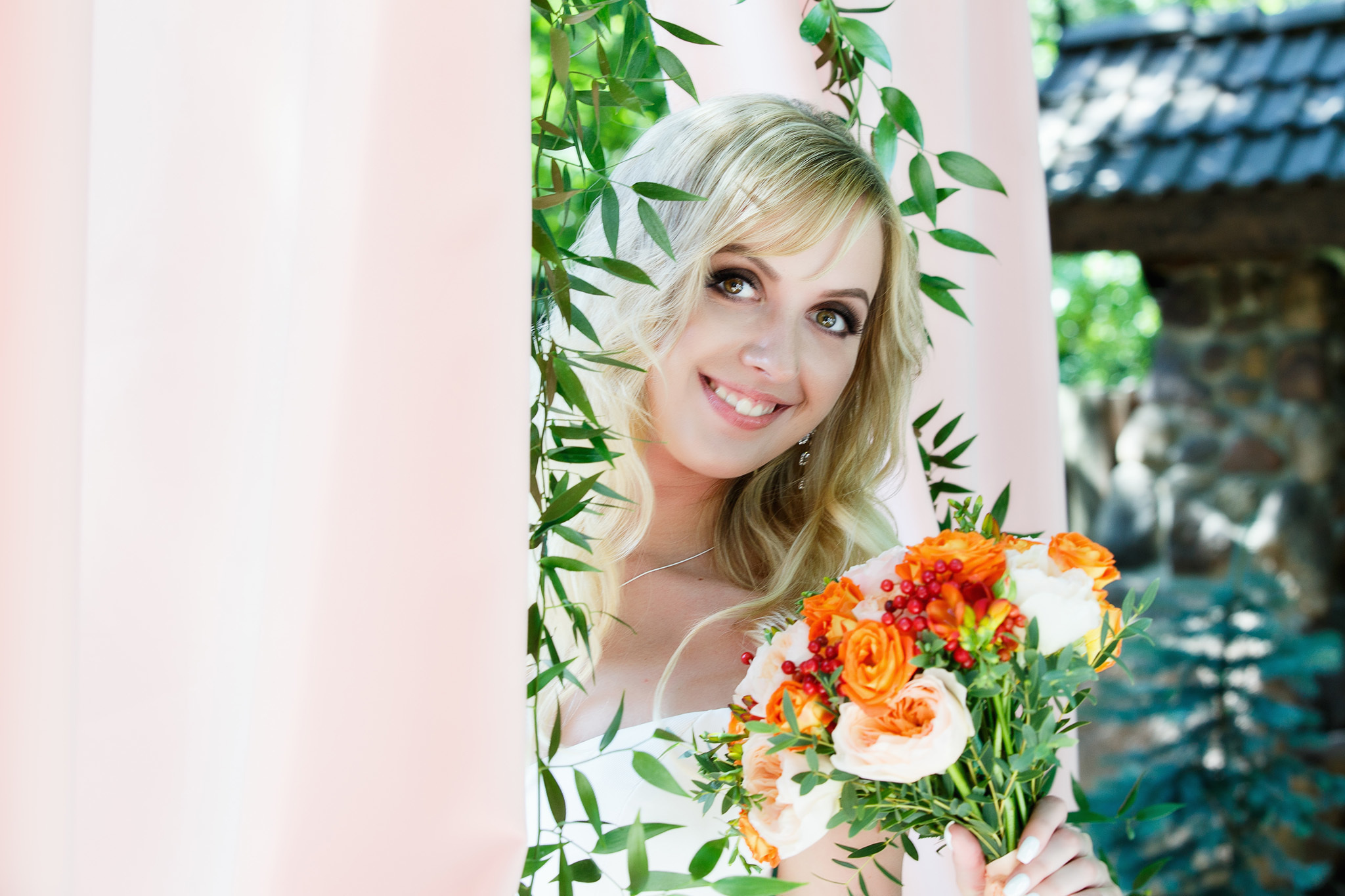 крупный портрет невесты.