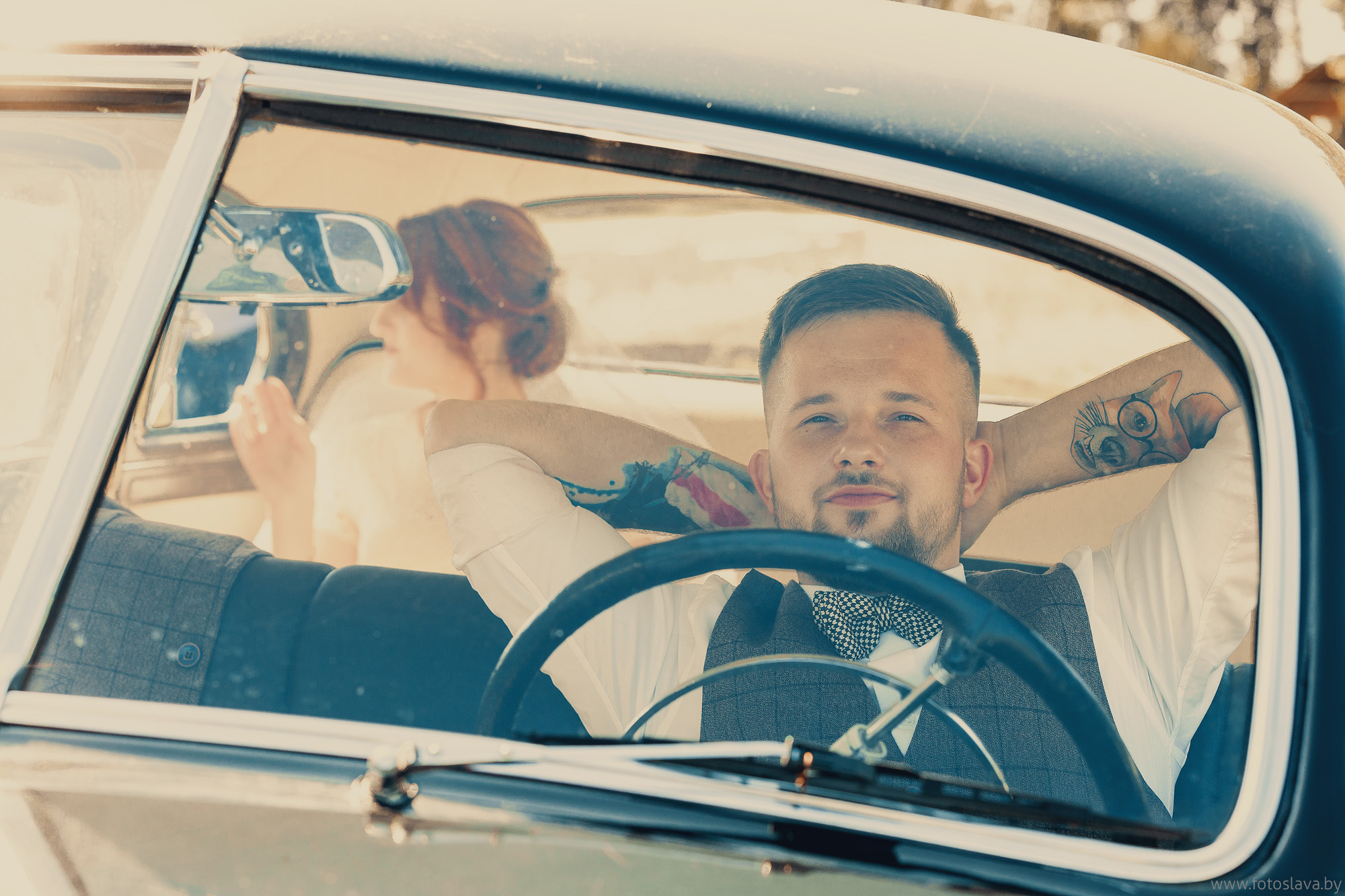 жених за рулем ретро авто, невеста на заднем сиденье, снято через лобовое стекло в ретро цвете.