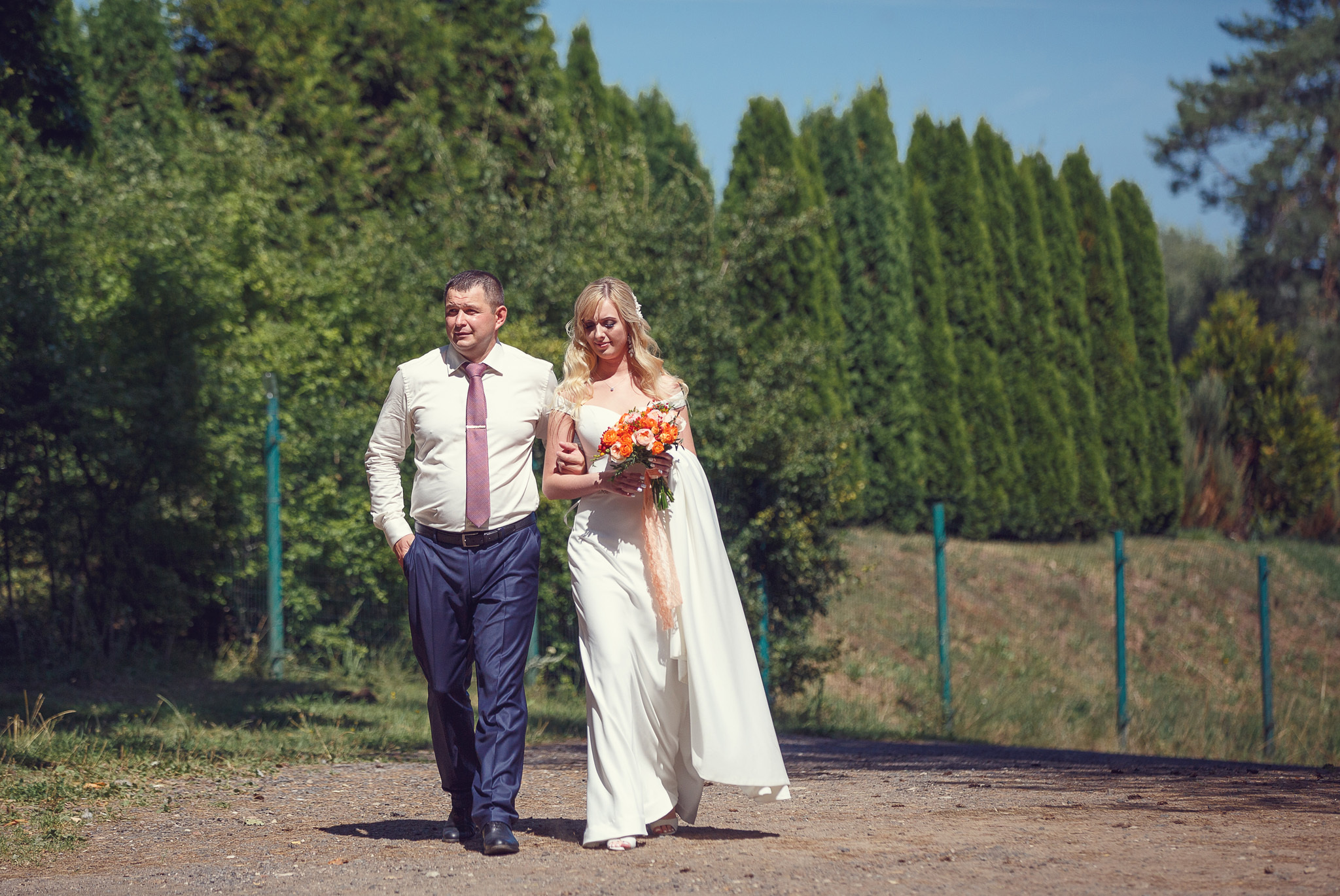 жених с невестой идут рядышком.