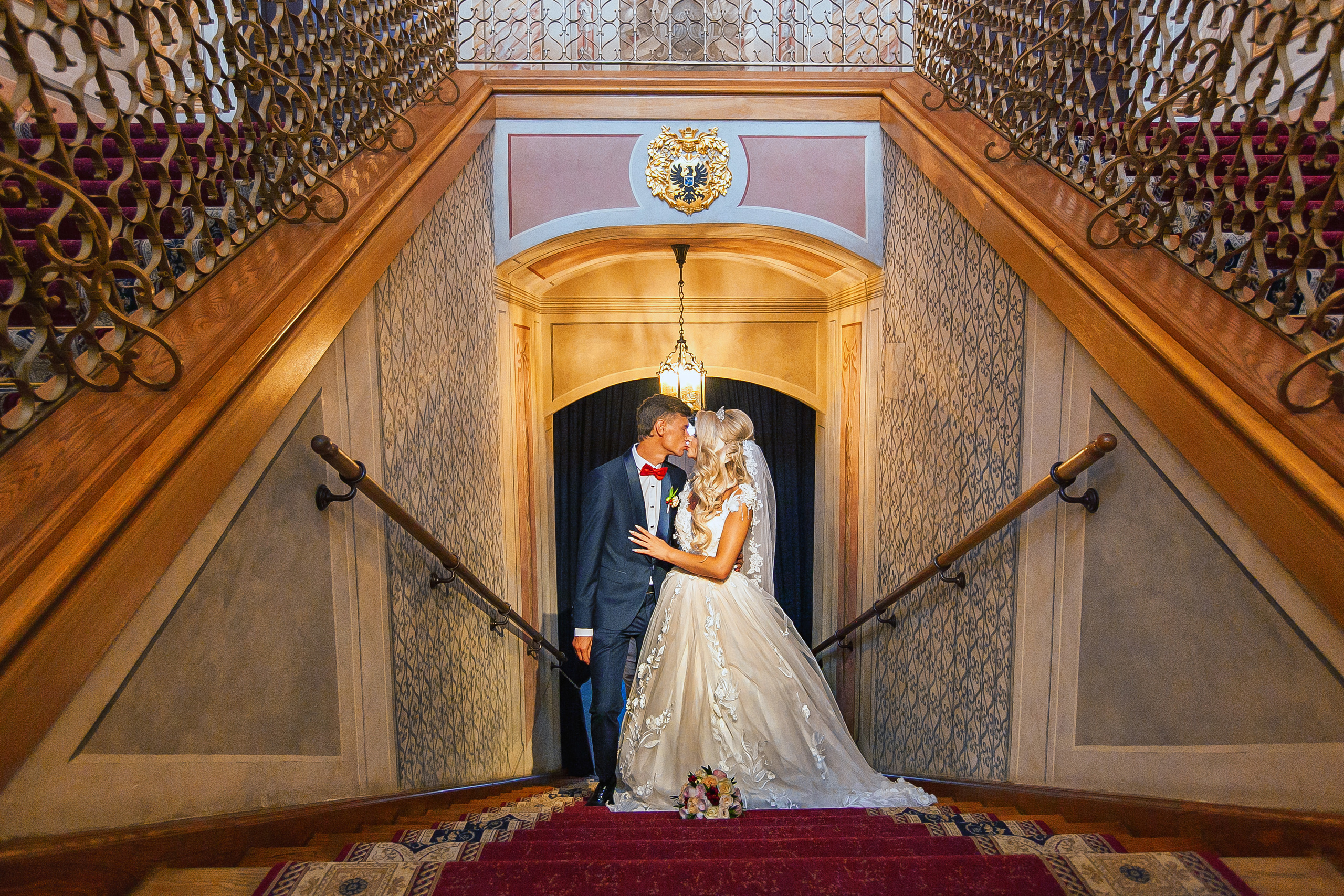 жених с невестой на лестнице в несвижском замке.