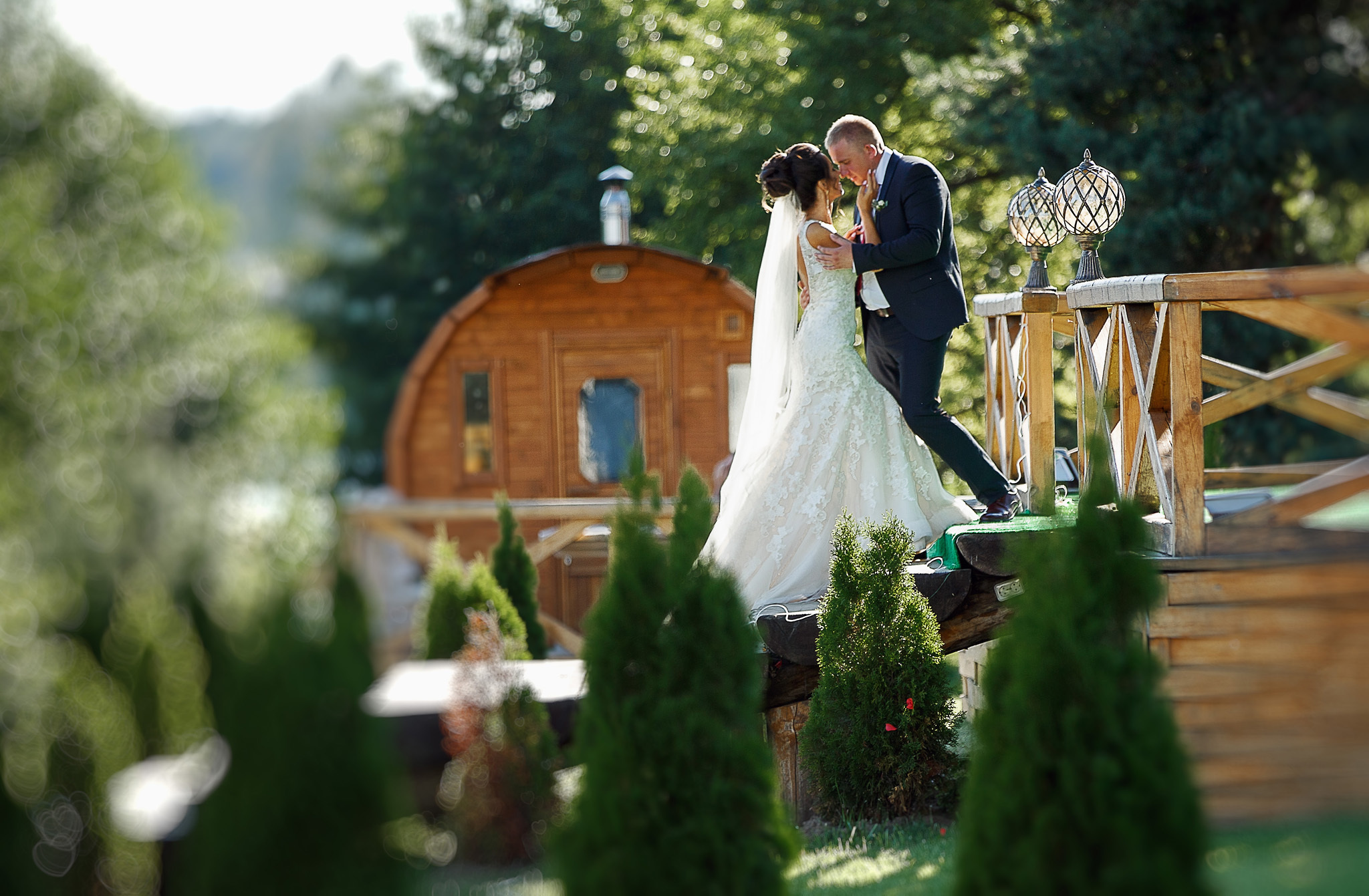 жених с невестой обнимаются на лестнице.