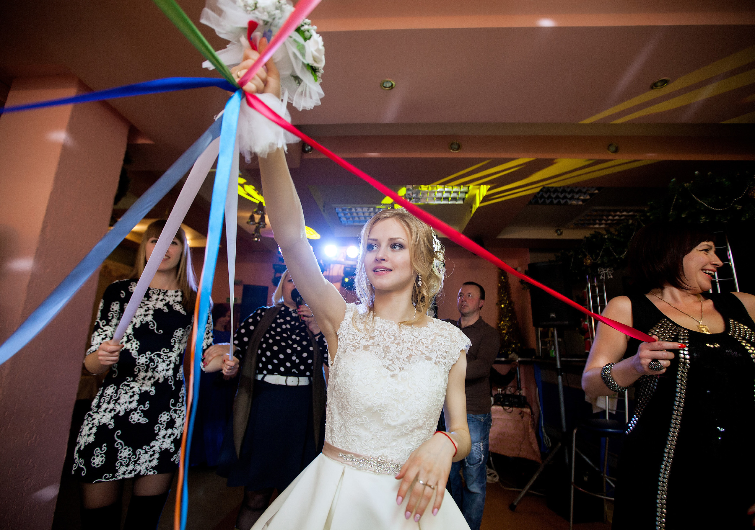 невеста разыгрывает свой свадебный букет.