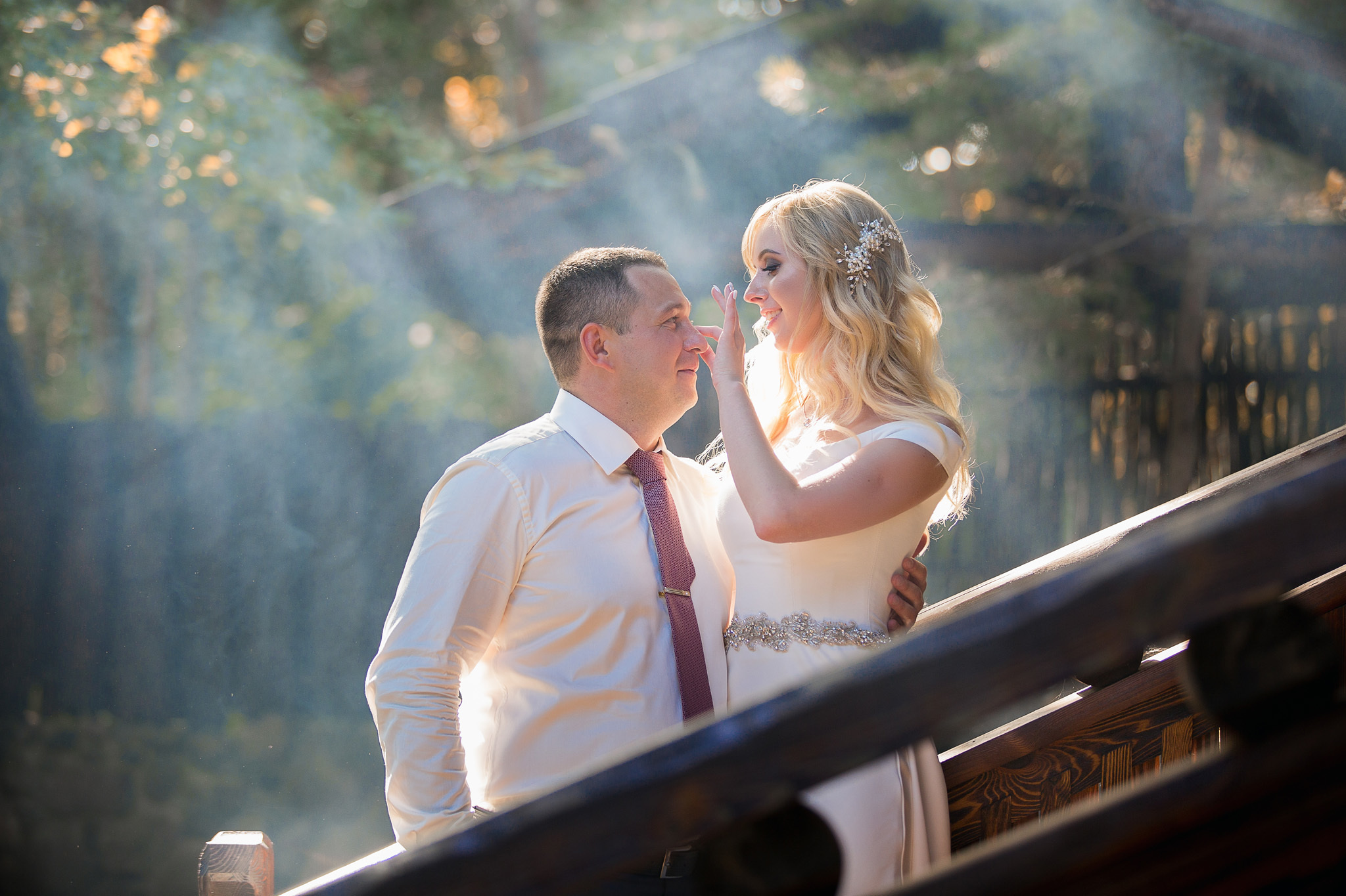 жених с невестой в лучах солнца.