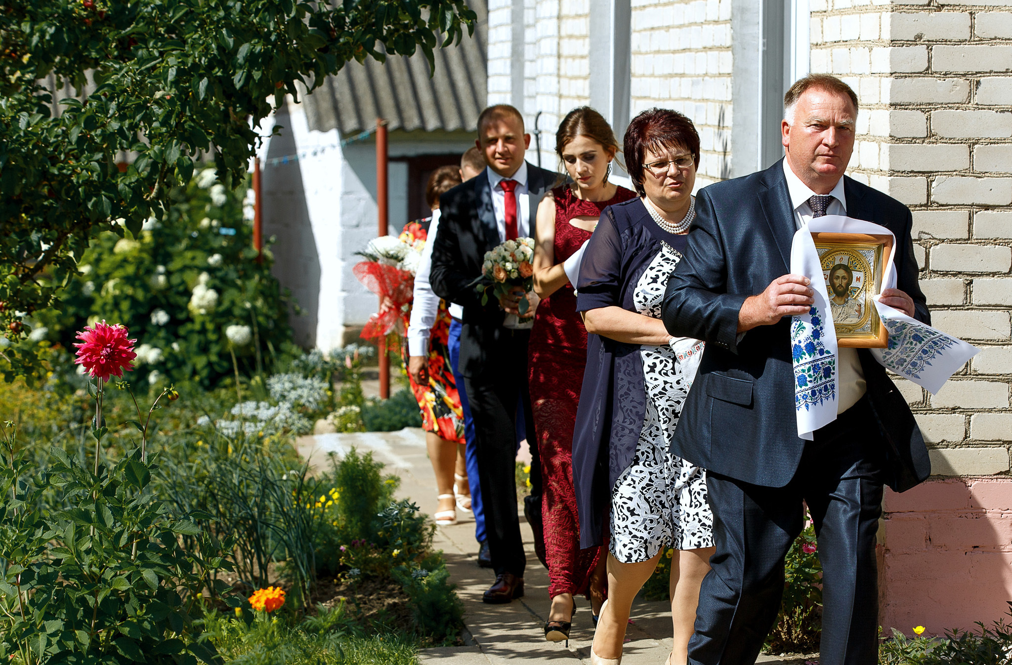 жених с гостями идет к невесте.