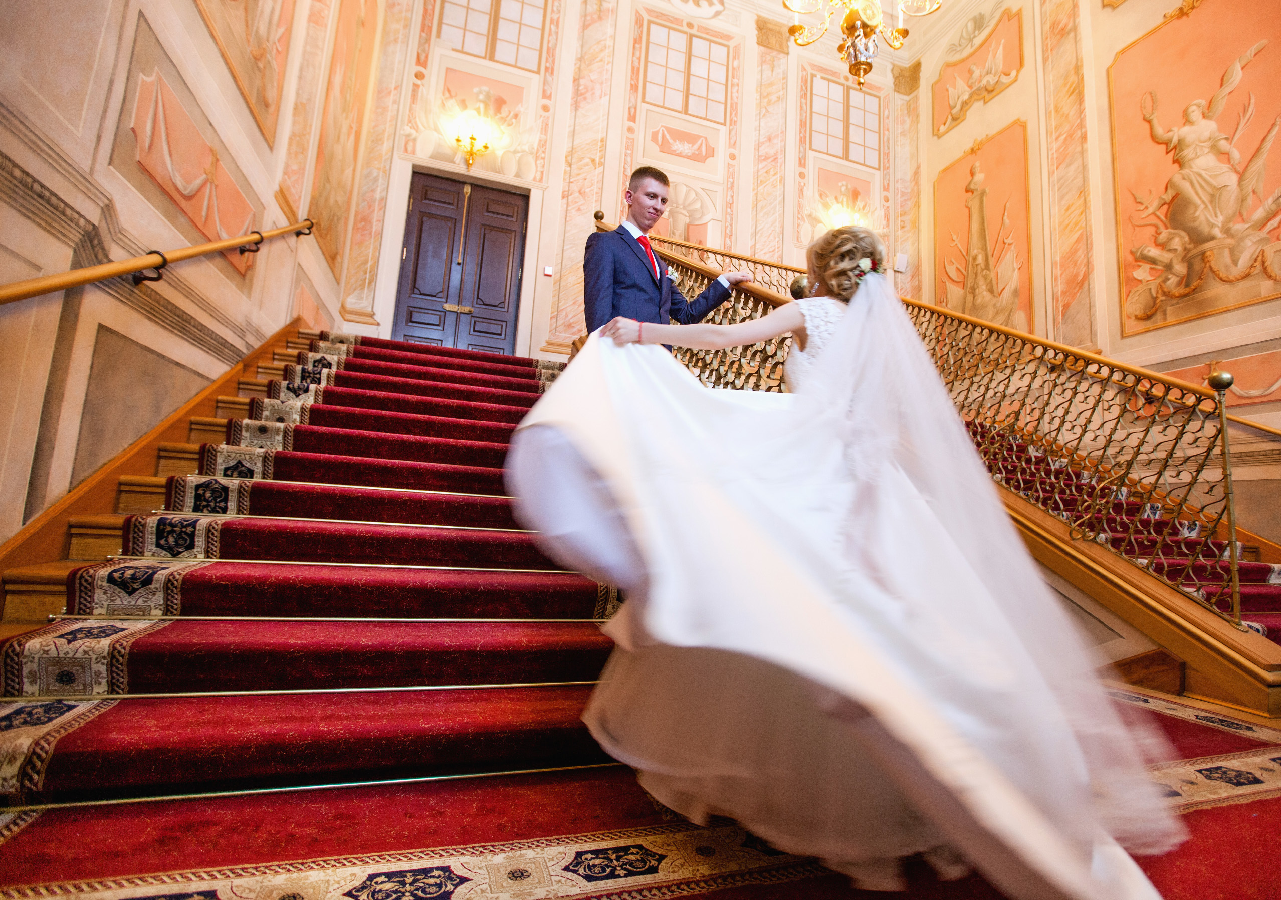 невеста стремится к жениху с разлетающимся платьем.