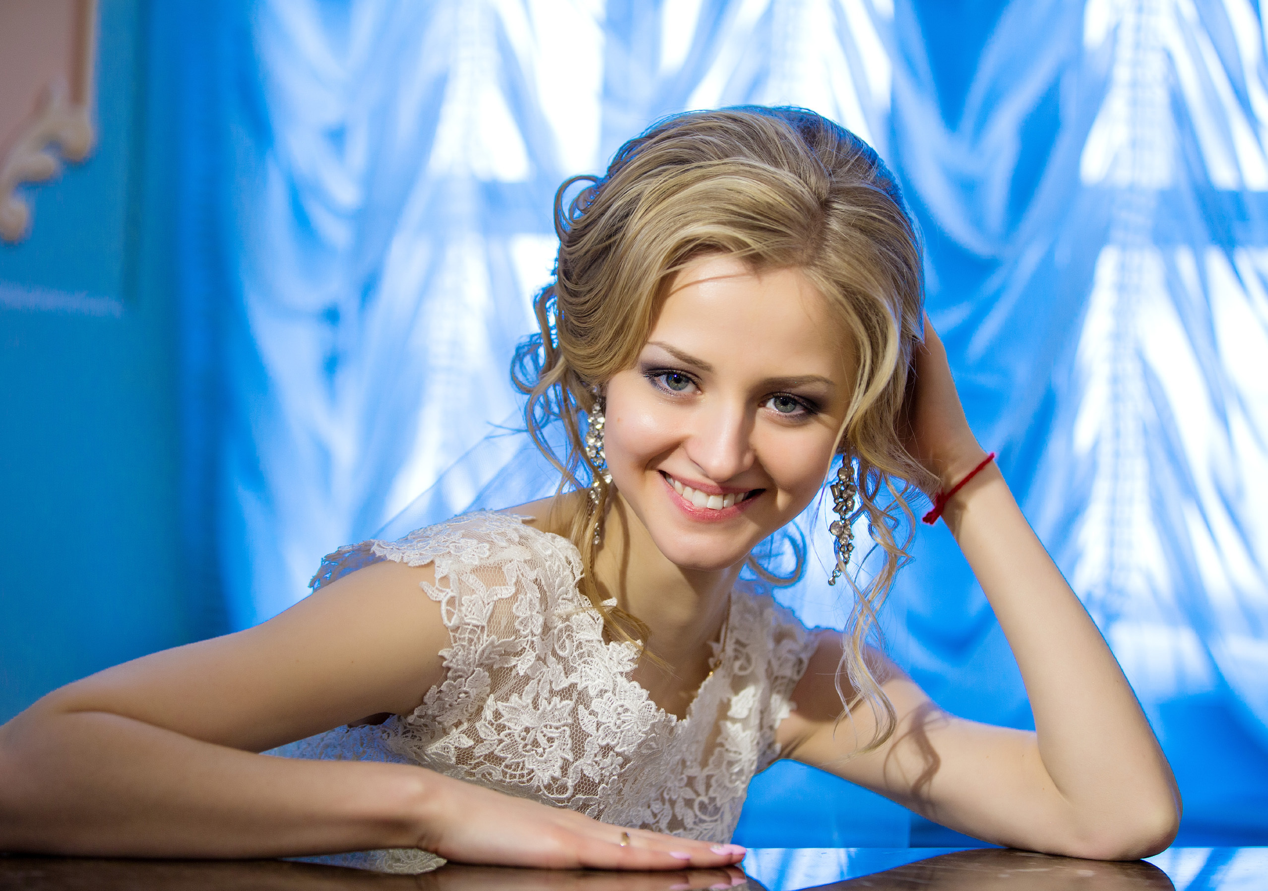 портрет невесты на синем фоне.