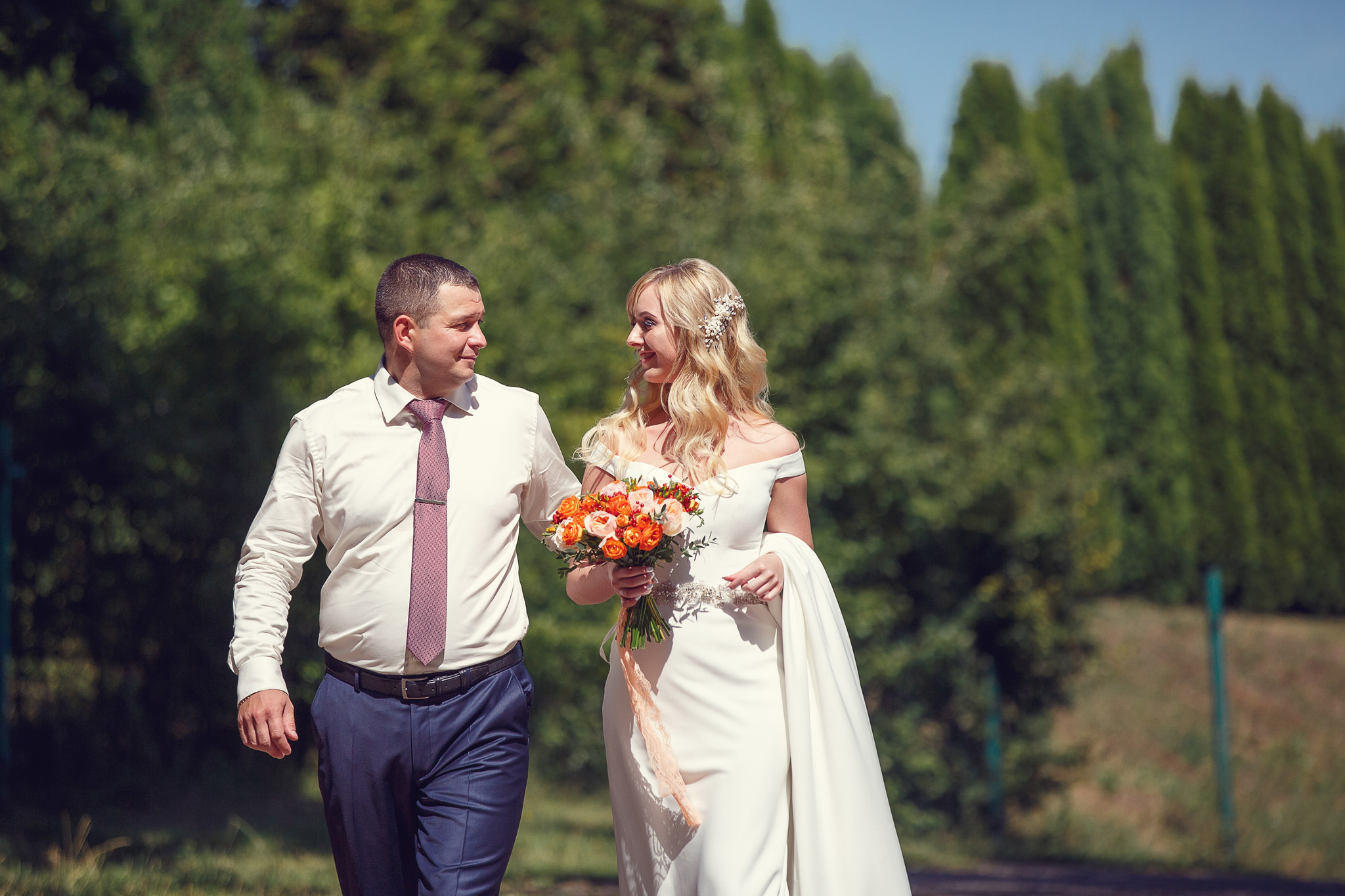 жених с невестой идут рядышком.