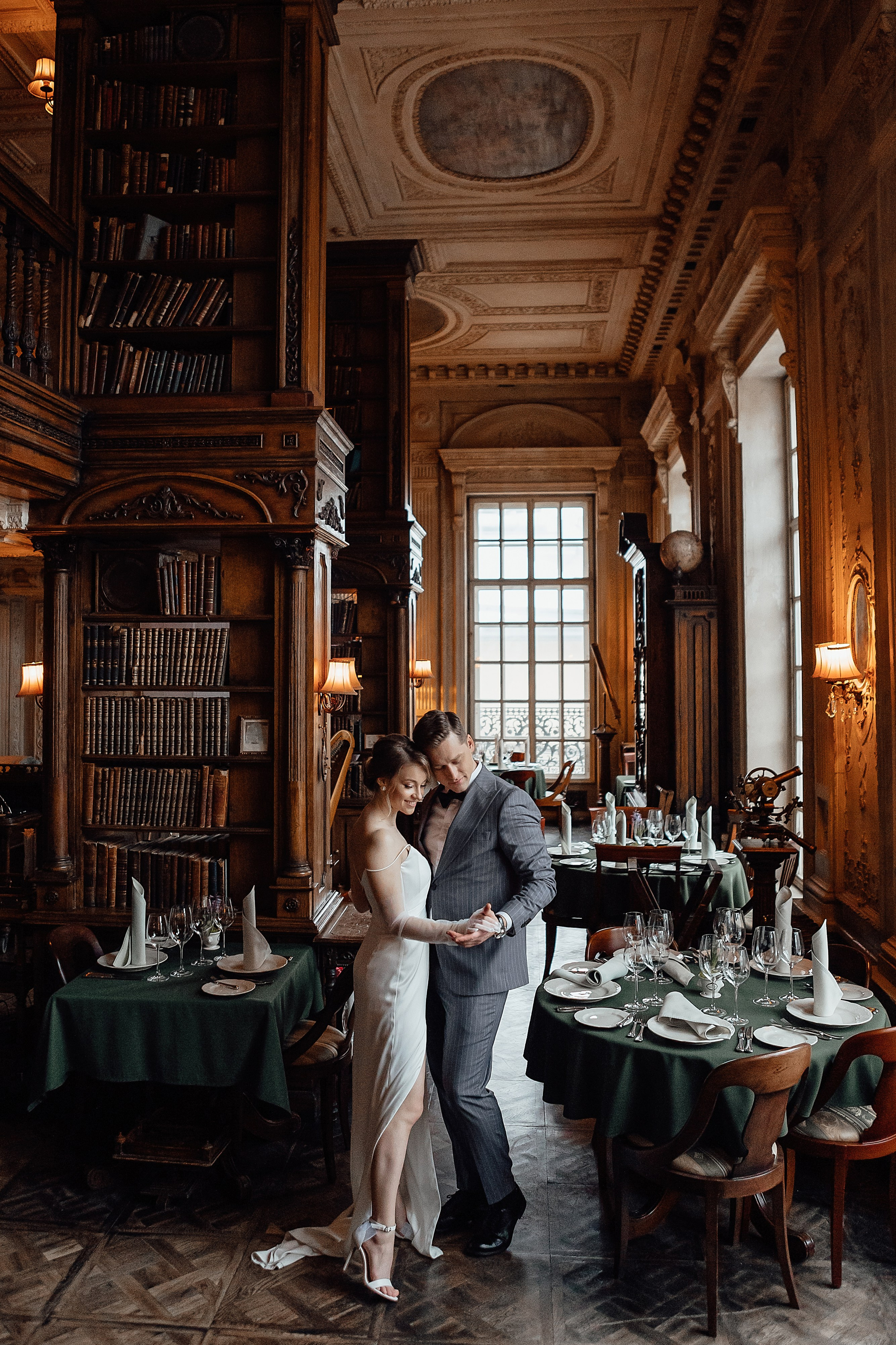 Свадебная фотосессия в Кафе Пушкинъ. Свадебный фотограф в Москве Дарья Олендарёва