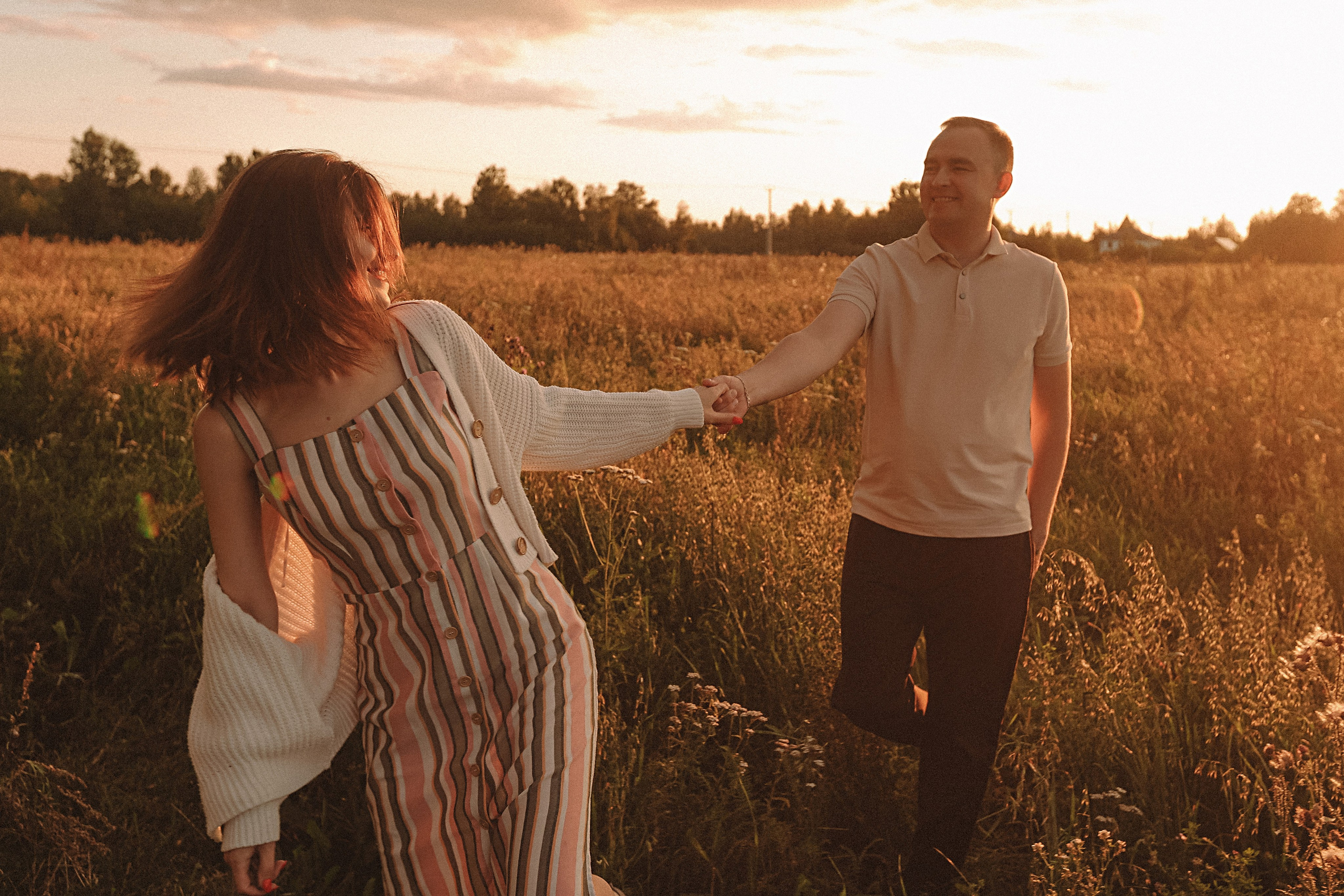 Поле love story на закате. Семейный фотограф Тюмень, фотограф на роды Салмина Мария