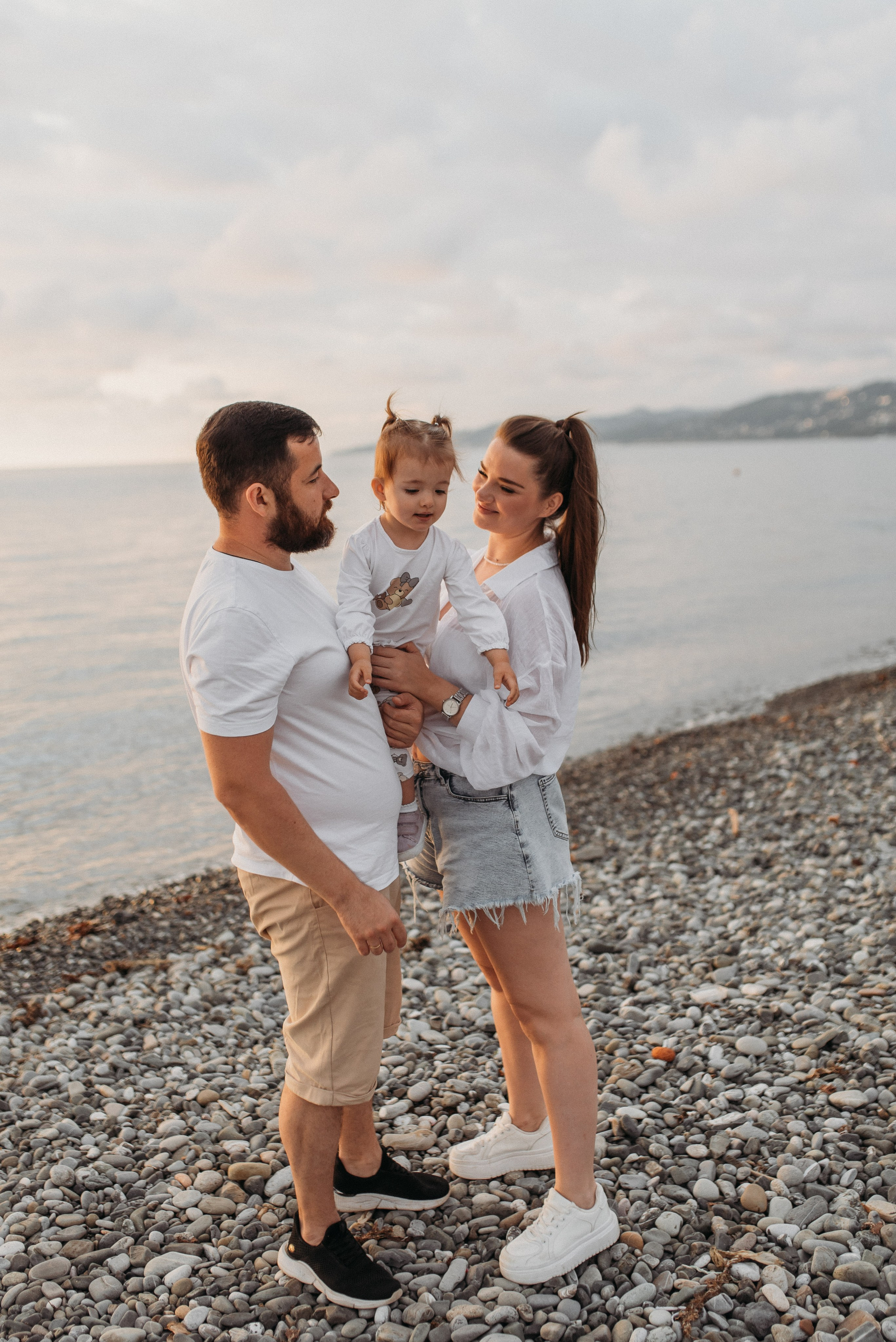 Семейная фотосессия на море на пляже в Сочи и Сириусе. Фотограф в Сочи — Маргарита Поганова