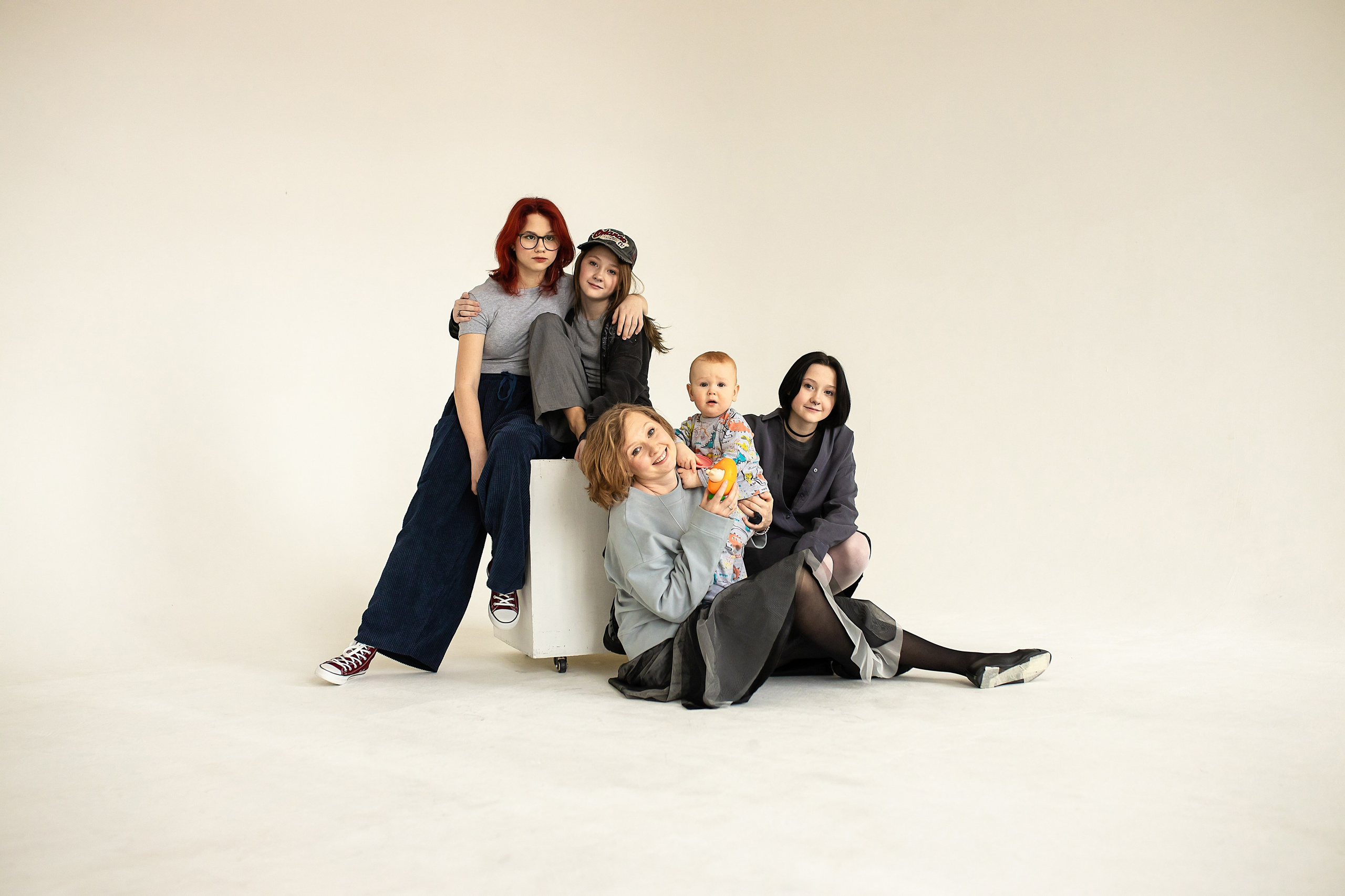 Семейная фотосессия на циклораме с естественным светом. Фотограф в Железнодорожном и Балашихе