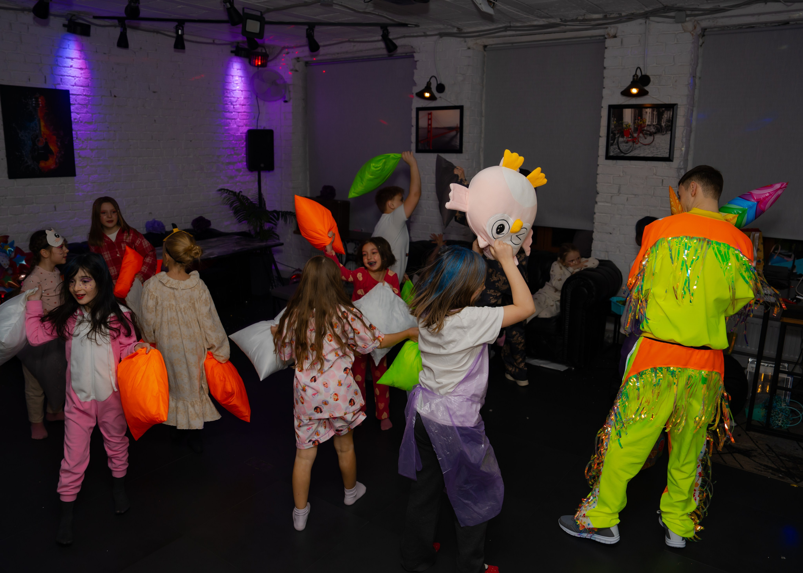 Битва подушками. Крамер Юлиана детский и семейный фотограф