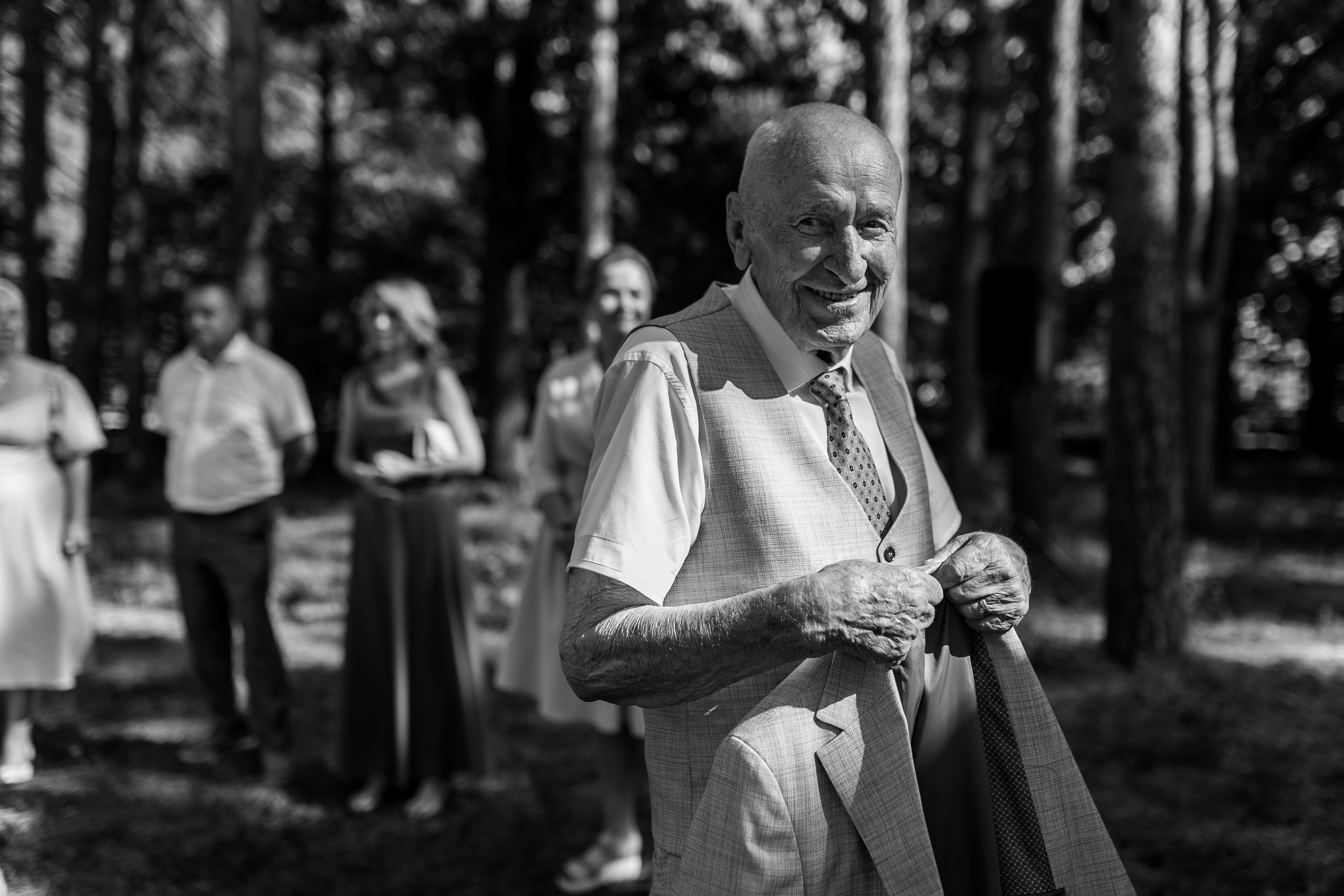 Здравствуйте! Я&nbsp;свадебный фотограф из&nbsp;Ульяновска, работаю в&nbsp;том числе по&nbsp;всей России и&nbsp;с&nbsp;выездом за&nbsp;границу. Снимаю свадьбы, lovestory, корпоративы, светский репортаж. Провожу обучение по&nbsp;фотографии, мастер-классы и&nbsp;воркшопы для других фотографов.