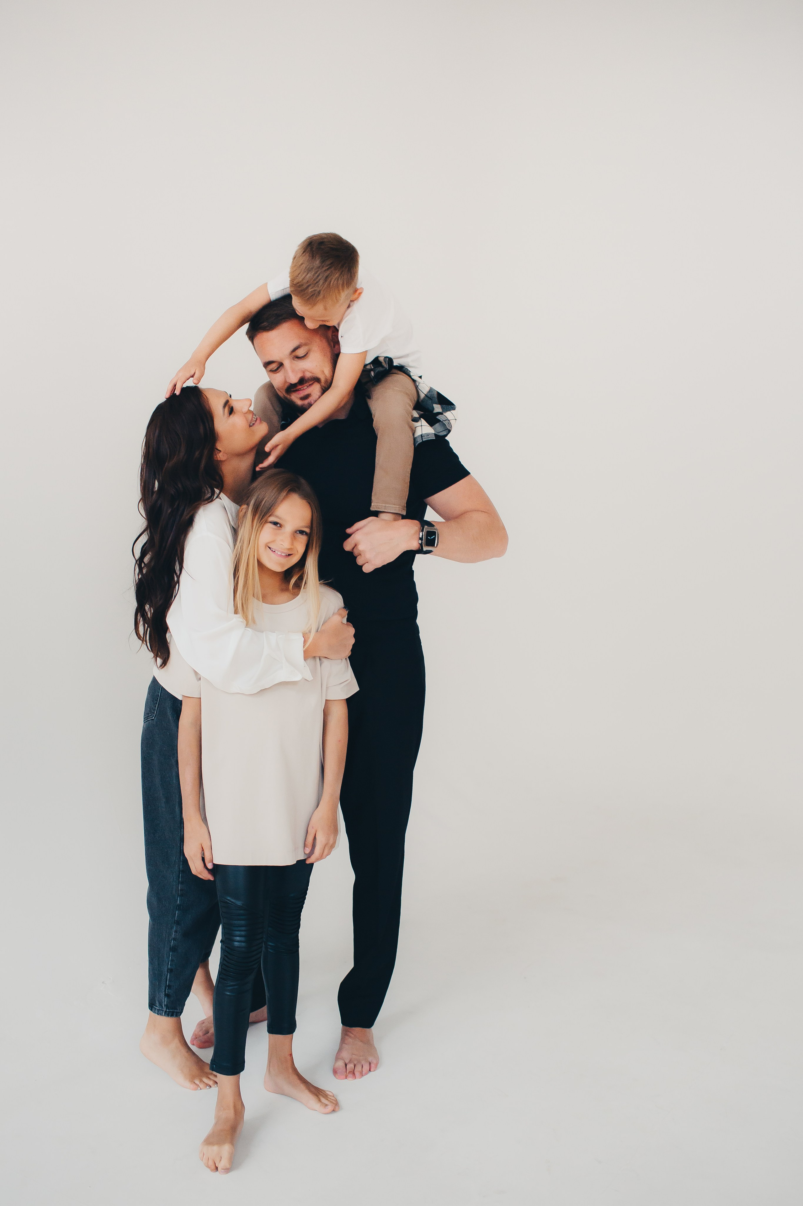 Семейная съёмка на белом фоне. Фотограф Евгения Мальцева, Архангельск