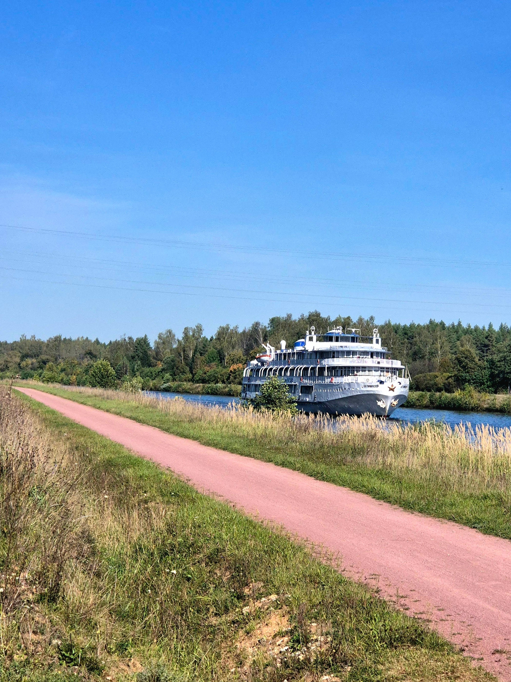 Пока ели - пропустили лайнер вперед, пришлось снова догонять-обгонять :)