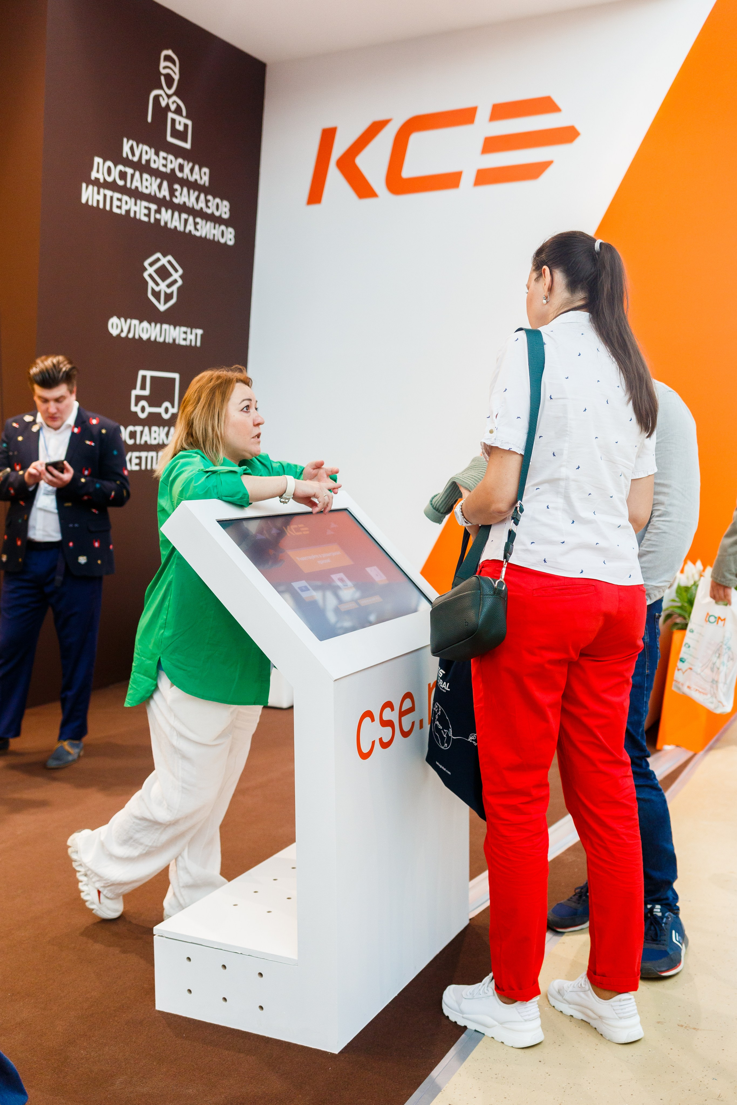 Обзор работы стенда Курьер-сервис. Репортажный фотограф Борис Геер