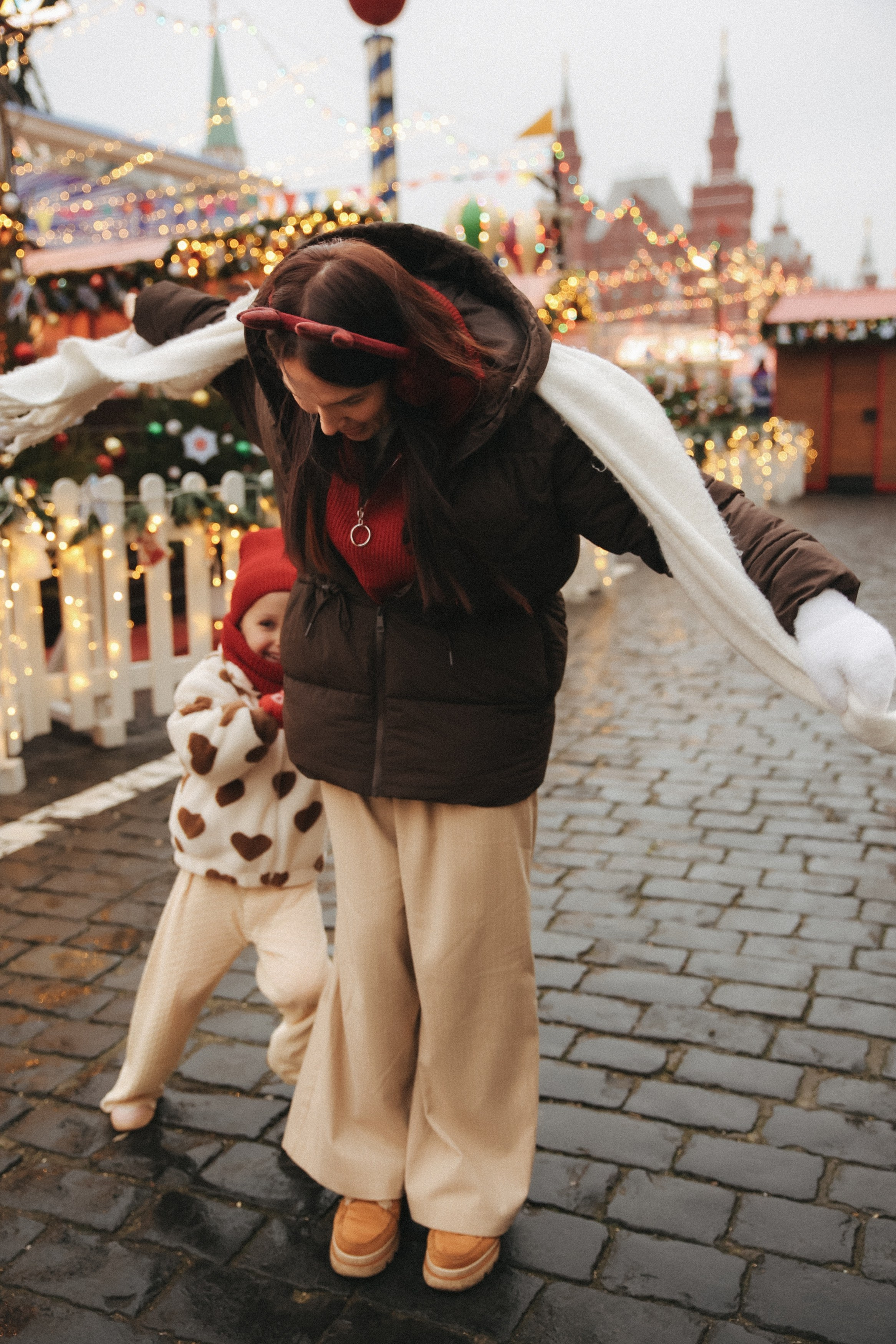 Новогодняя фотосессия на Гум ярмарка мама и дочка. Фотограф Владимир Москва